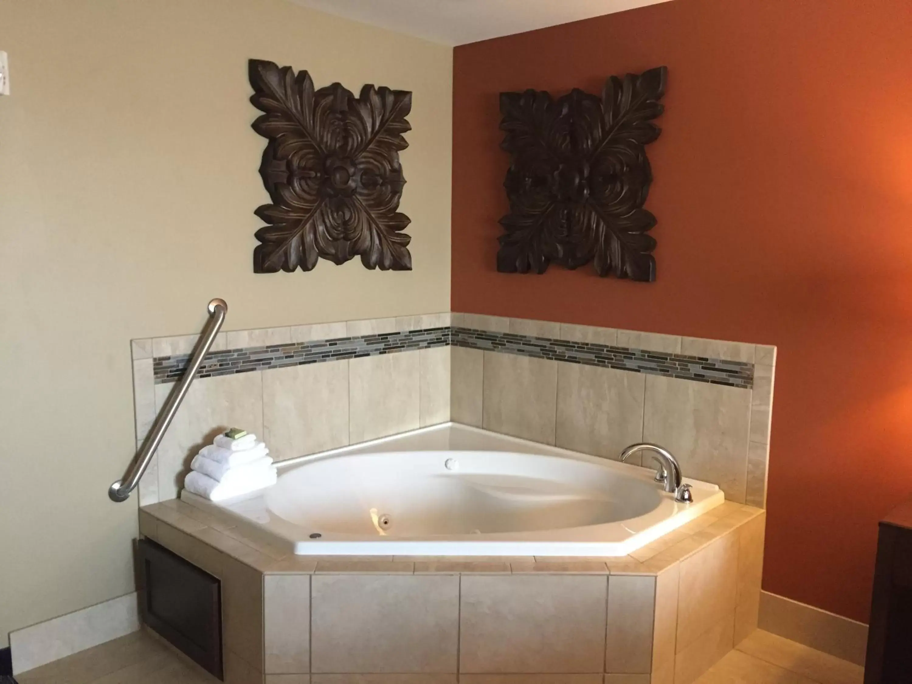 Hot Tub, Bathroom in Grandstay Hotel & Suites Mount Horeb - Madison