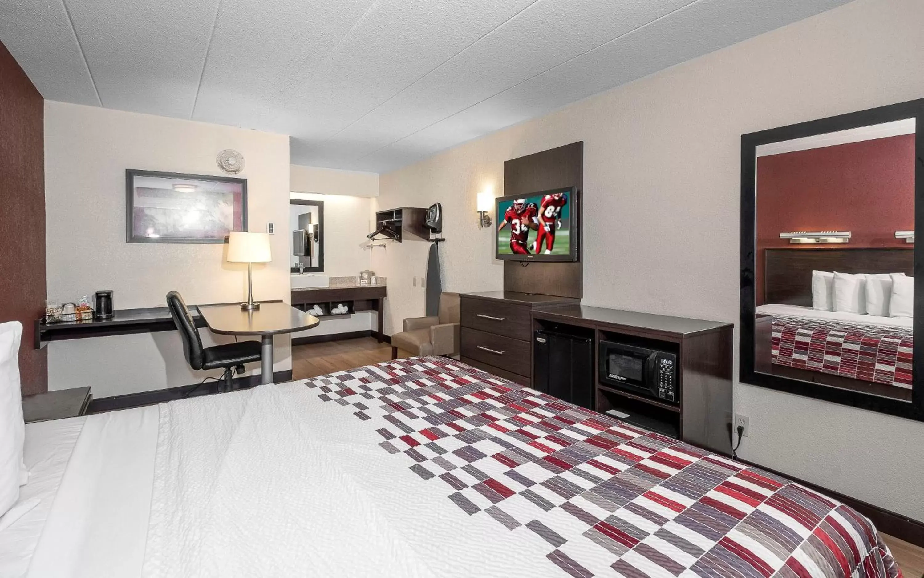 Photo of the whole room, Bed in Red Roof Inn Mt Laurel Photo of the whole room, Bed in Red Roof Inn Mt Laurel