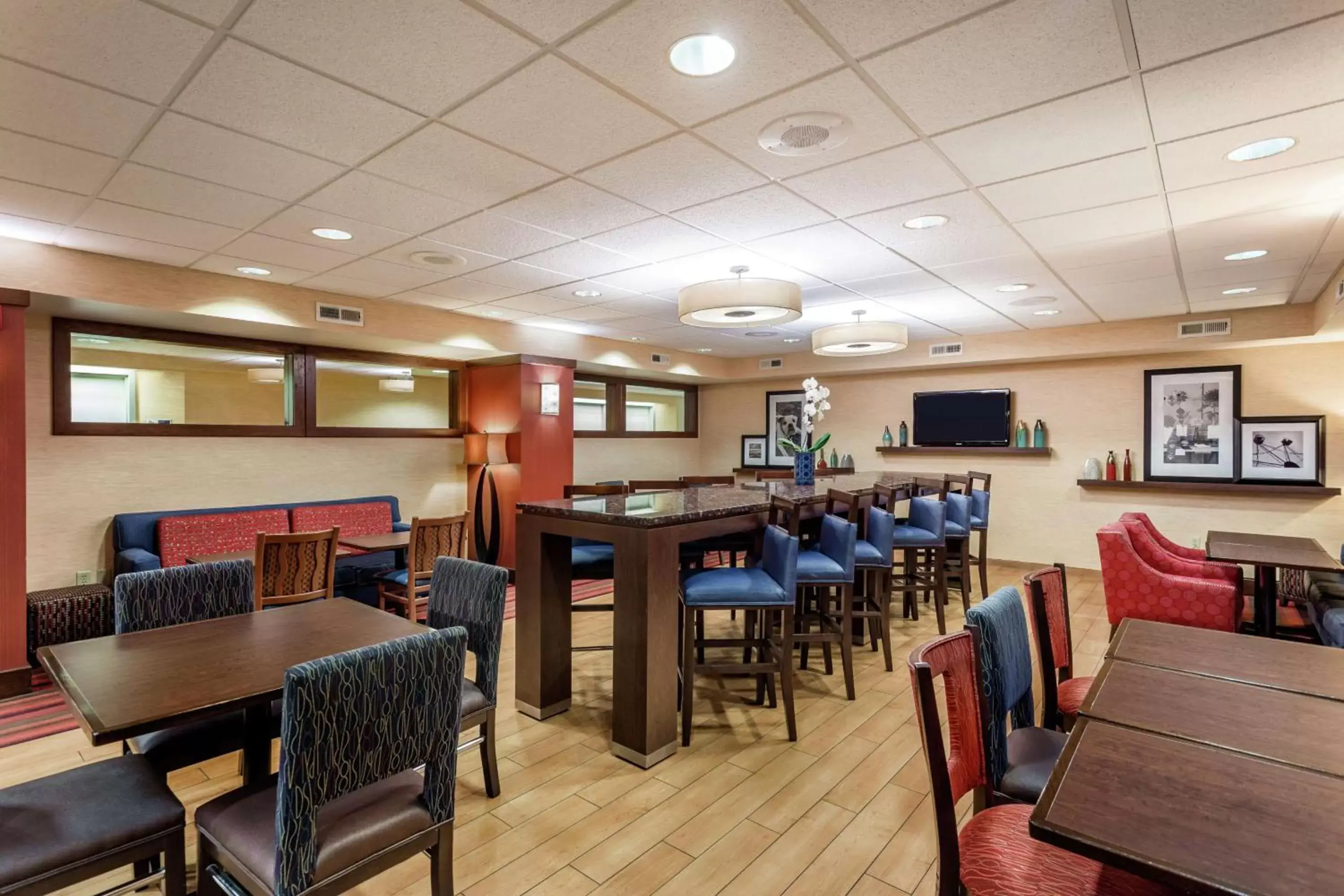 Lobby or reception, Restaurant/Places to Eat in Hampton Inn Milwaukee Airport