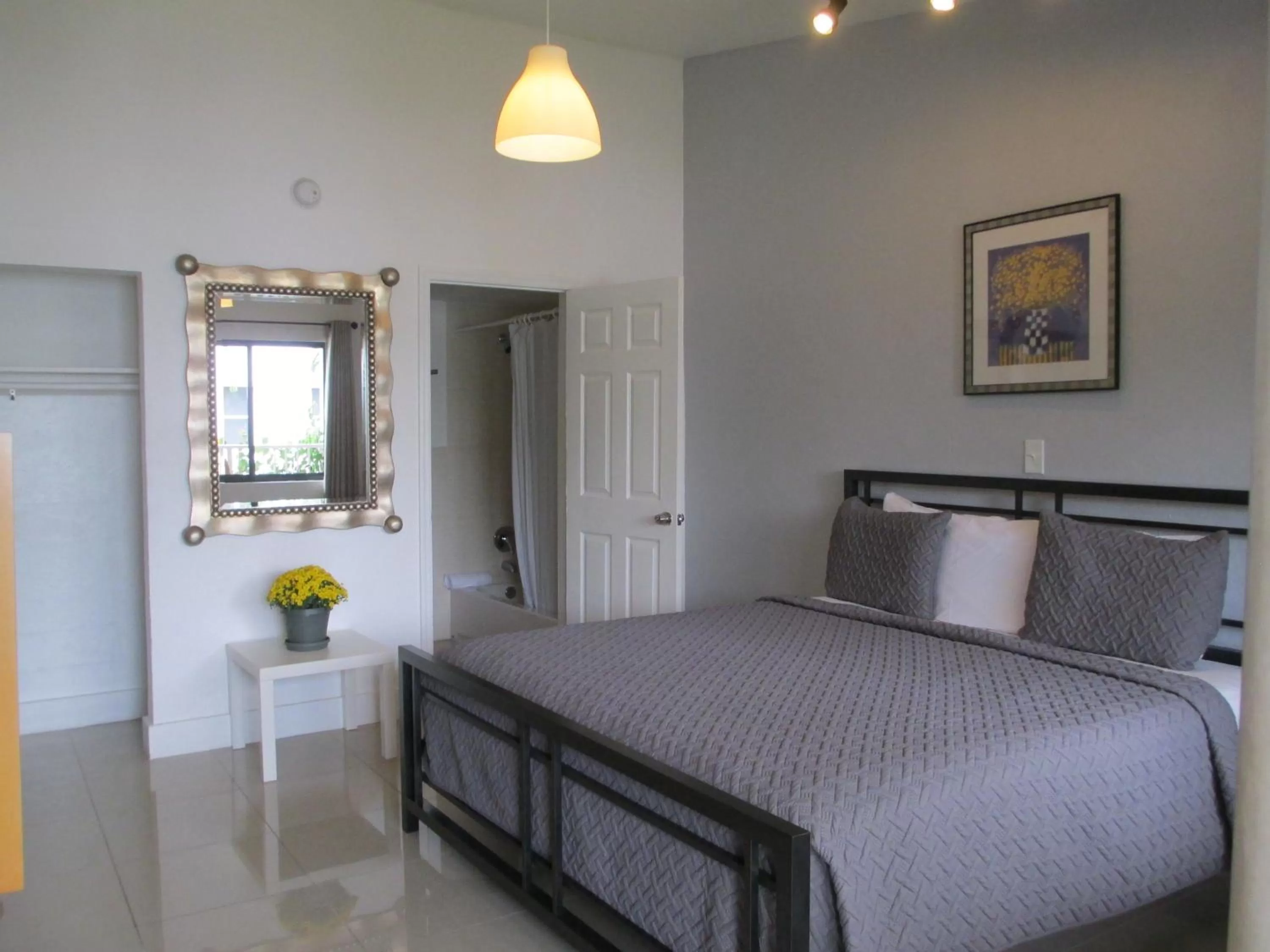 Bed in Shalimar Motel