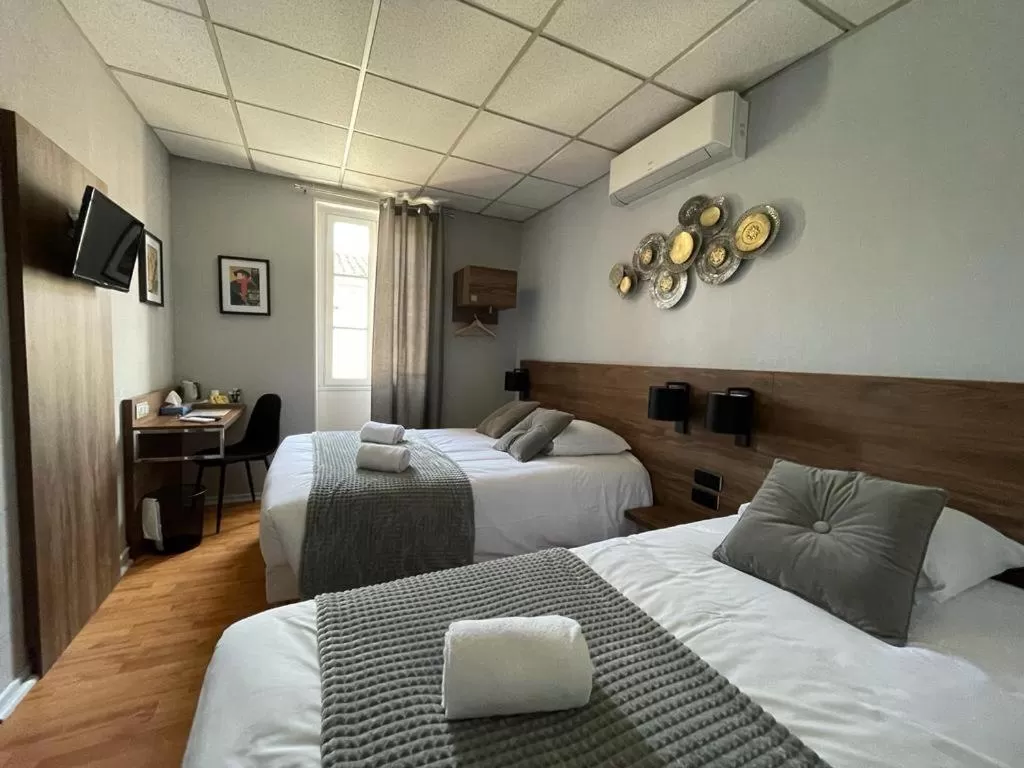 Bed in Hotel Le Rochegude