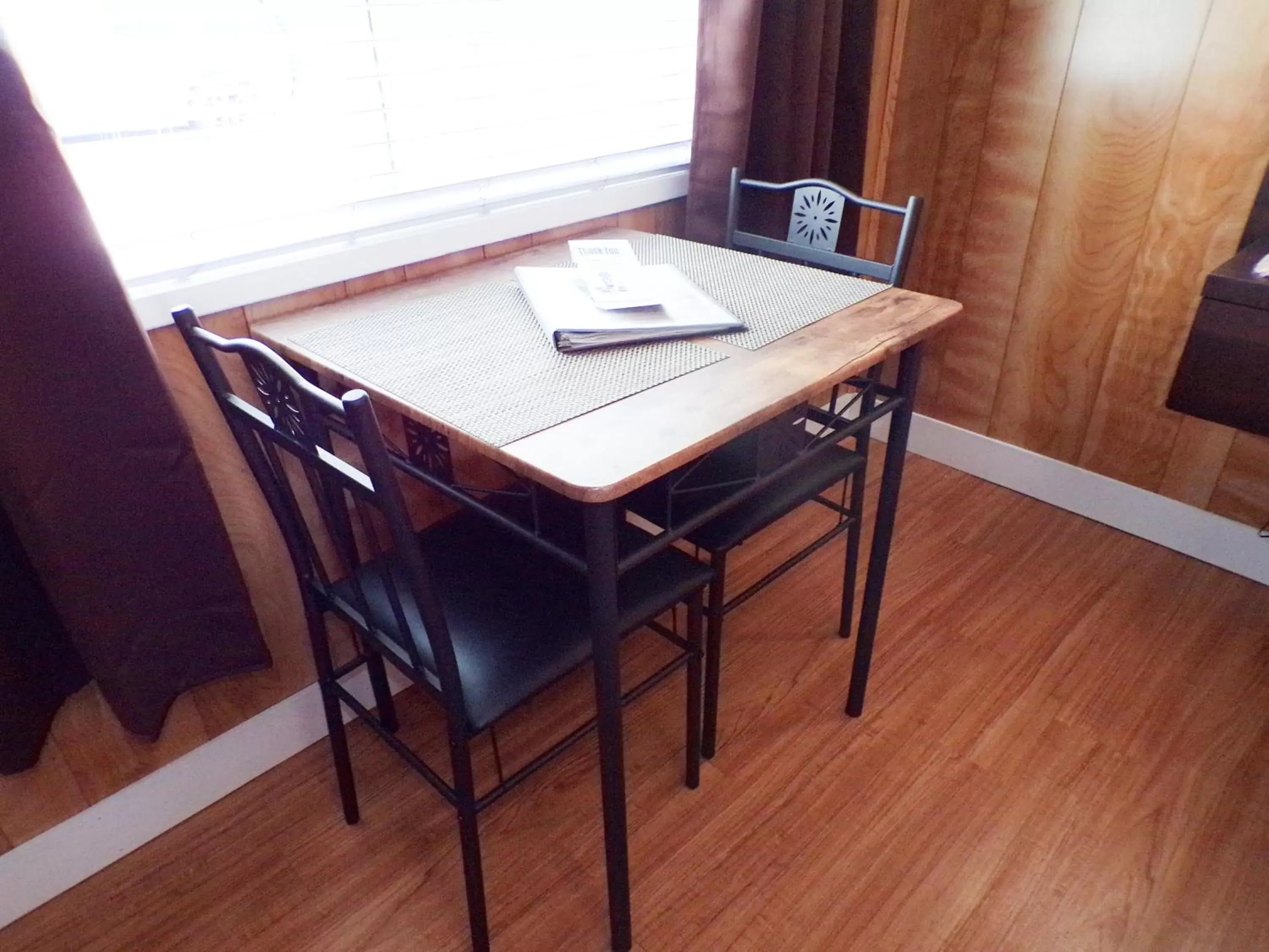 Dining Area in Shoreline Cottages