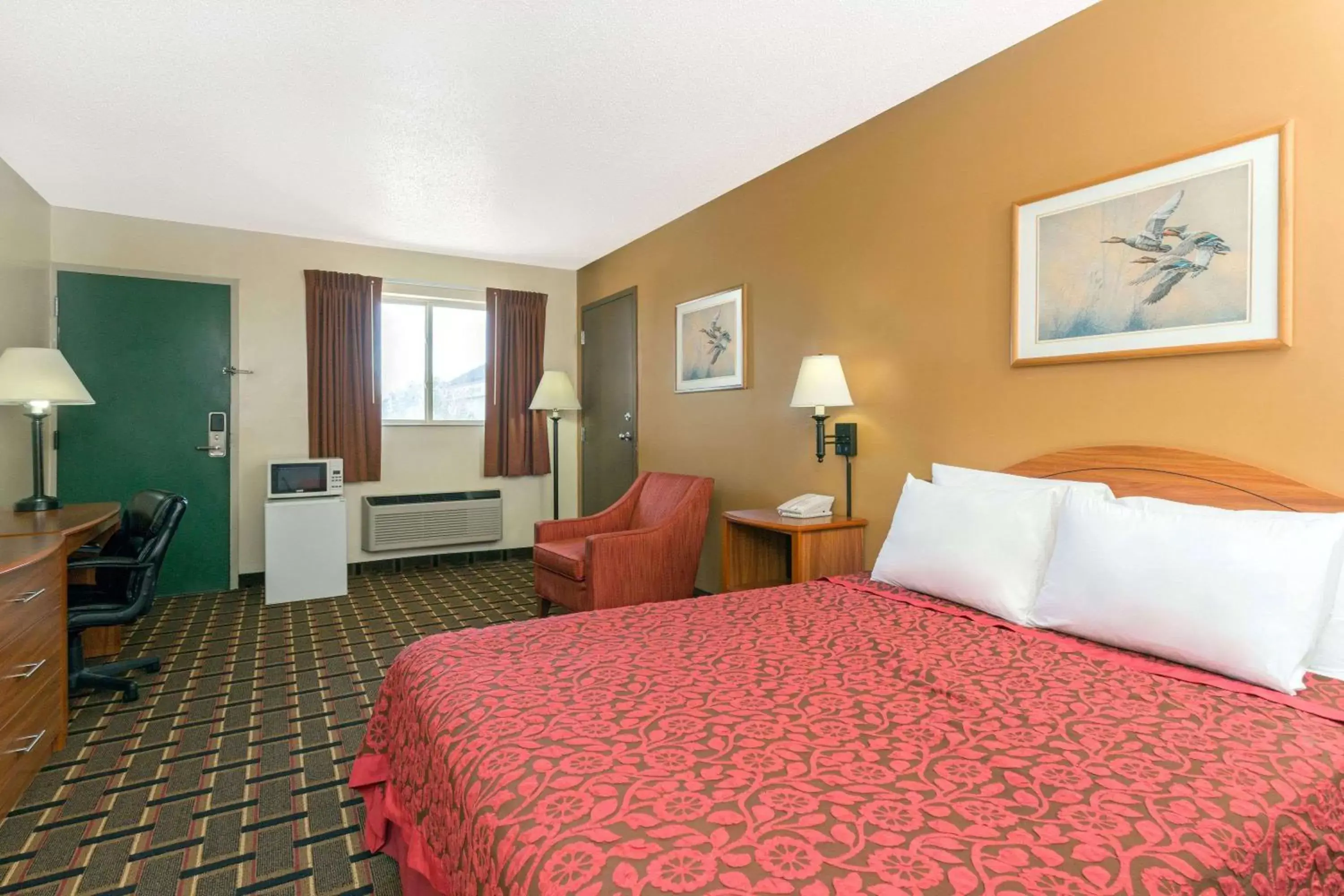 Photo of the whole room, Bed in Days Inn by Wyndham Paxton