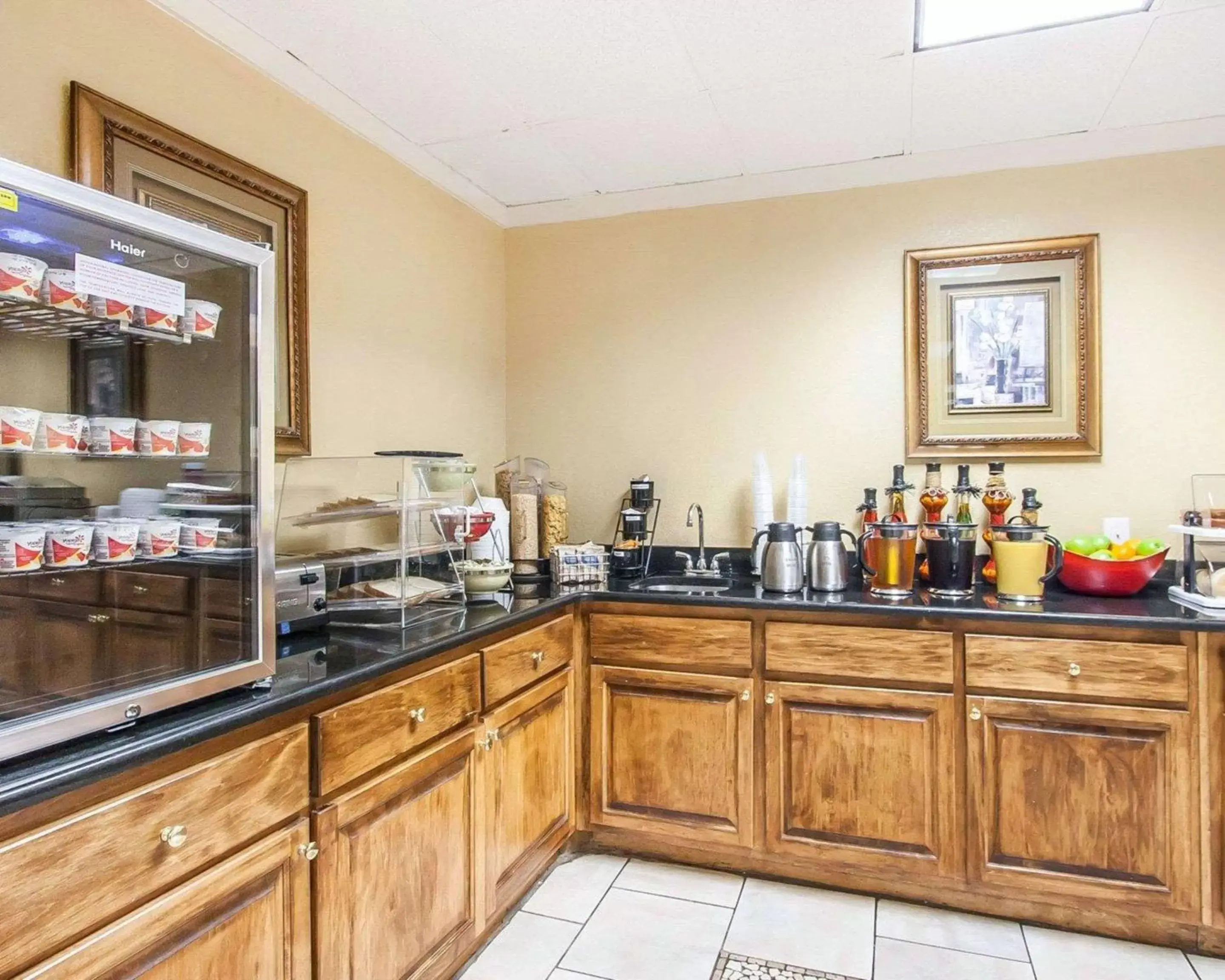 Restaurant/places to eat in Clarion Inn & Suites University Center Restaurant/places to eat in Clarion Inn & Suites University Center