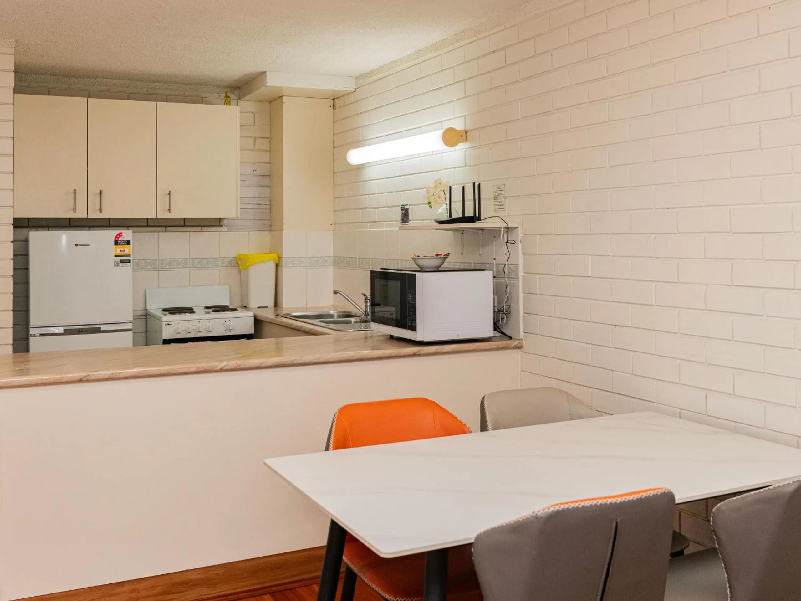 Dining area in Trickett Gardens Holiday Inn