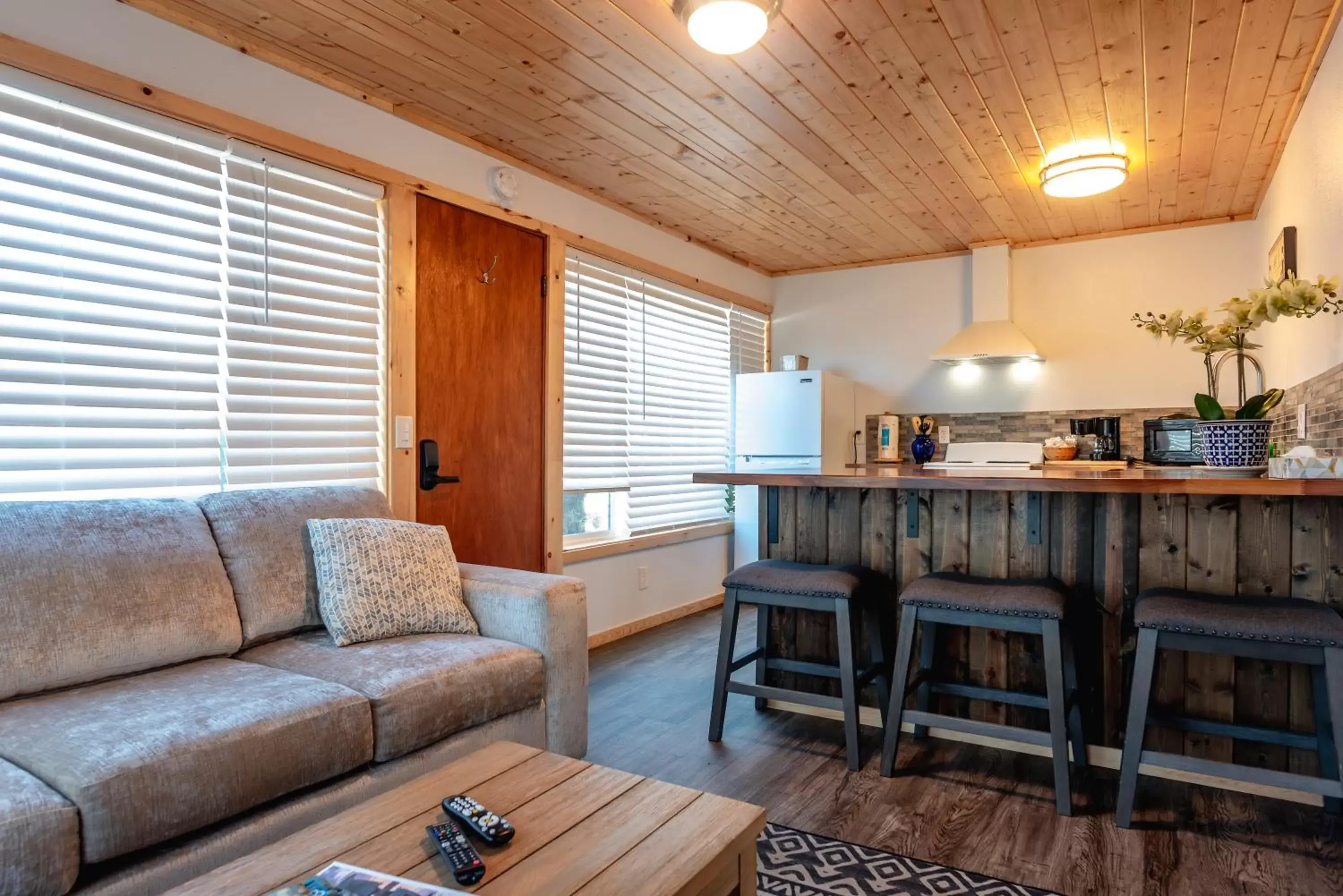 Kitchen or kitchenette, Seating Area in Terimore Lodging by the Sea