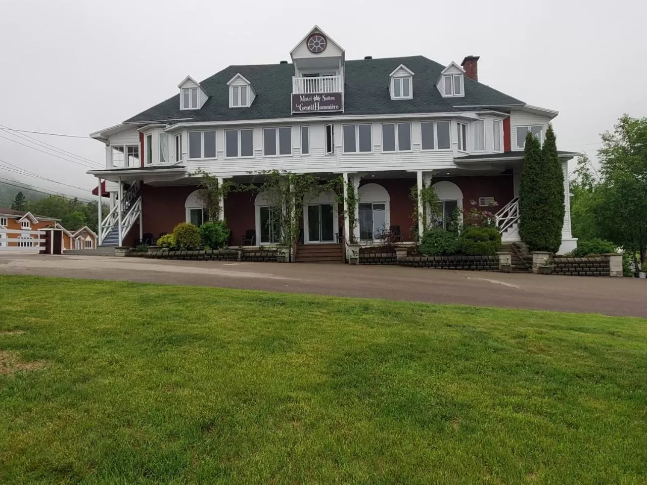 Property Building in La Gentilhommière Motel et Suites B Vue sur Mer