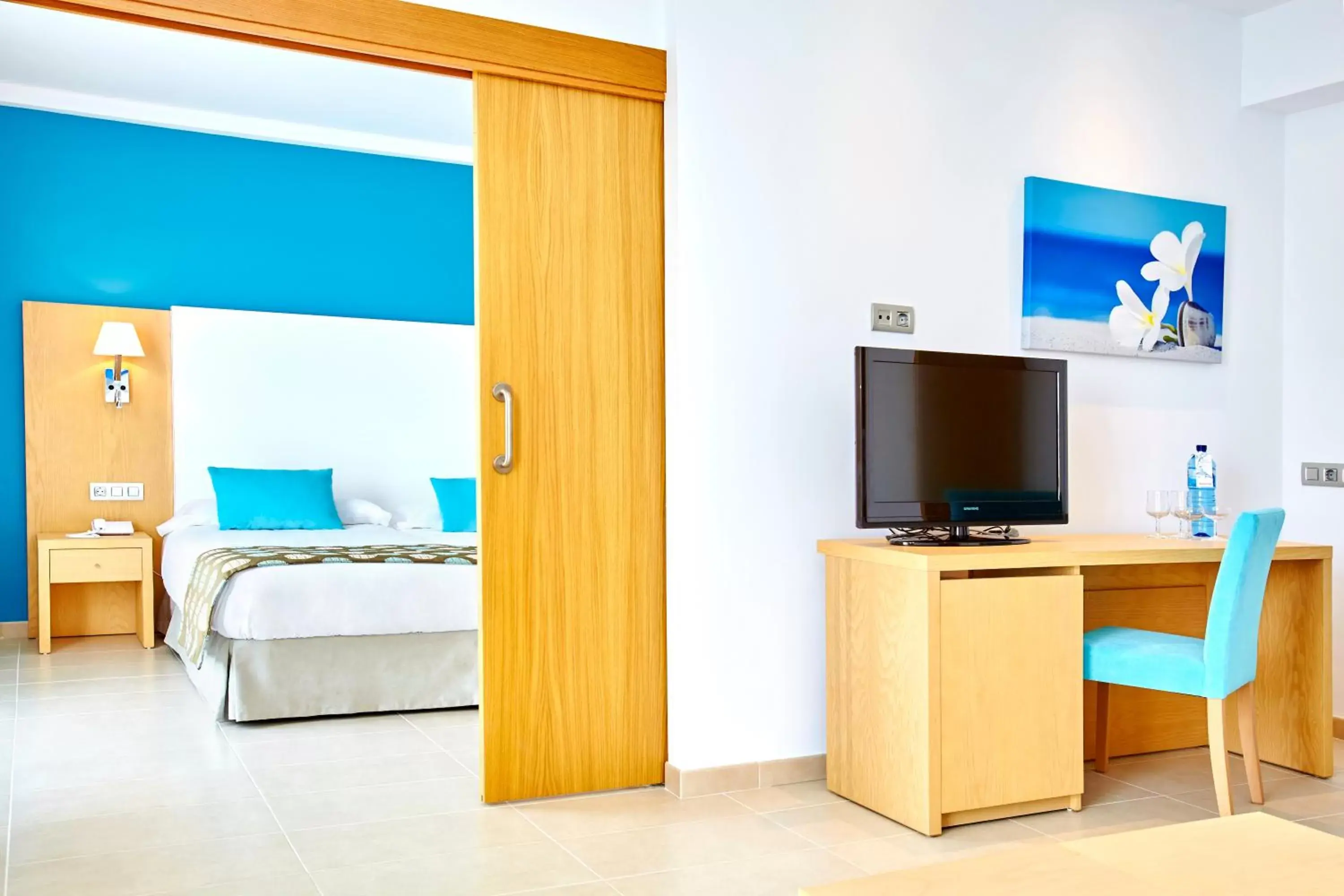 Suite with Sea View (2 Adults + 2 Children) in Universal Hotel Marqués Suite with Sea View (2 Adults + 2 Children) in Universal Hotel Marqués