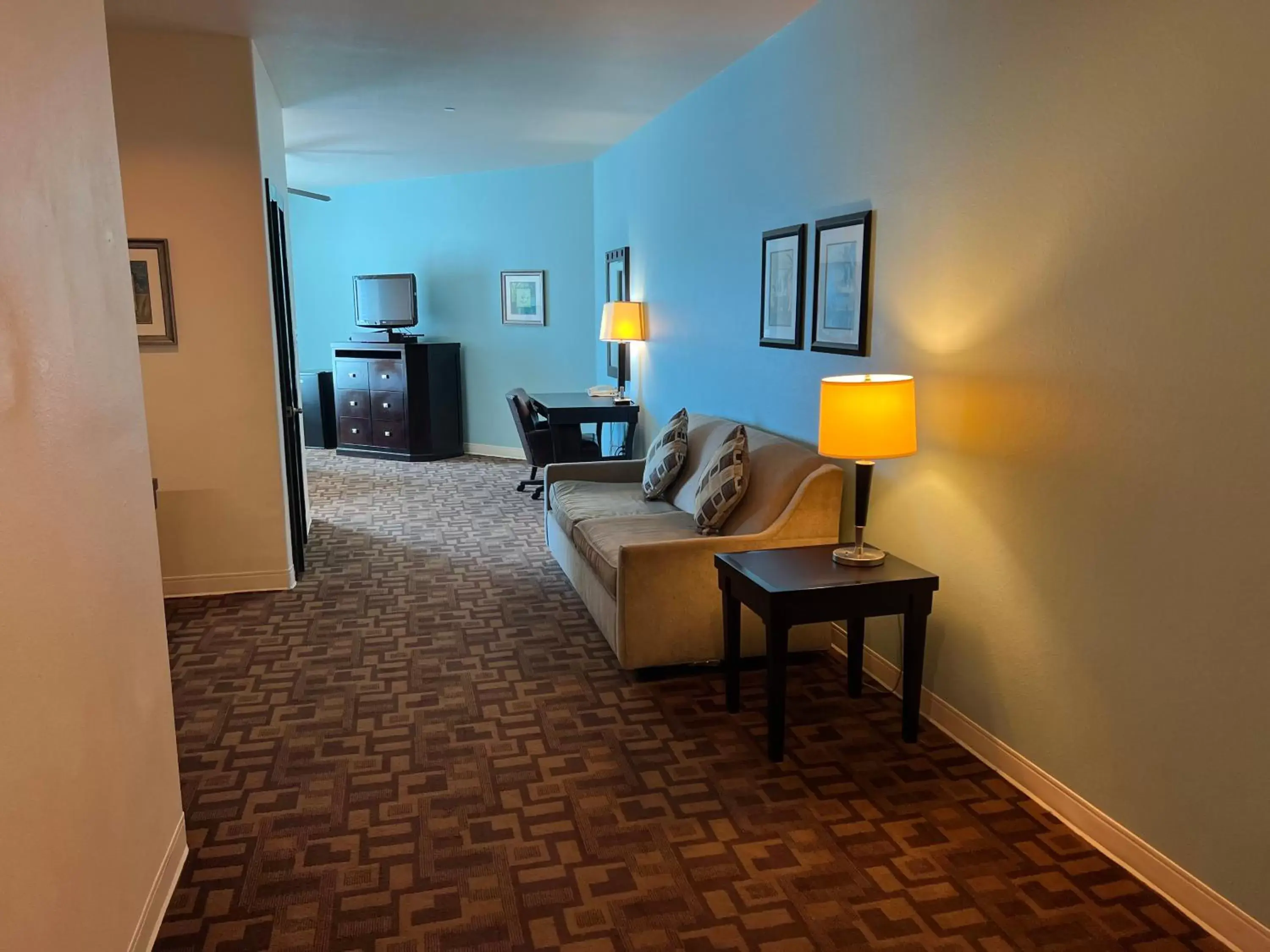 Living room, Seating Area in Sunchase Inn & Suites