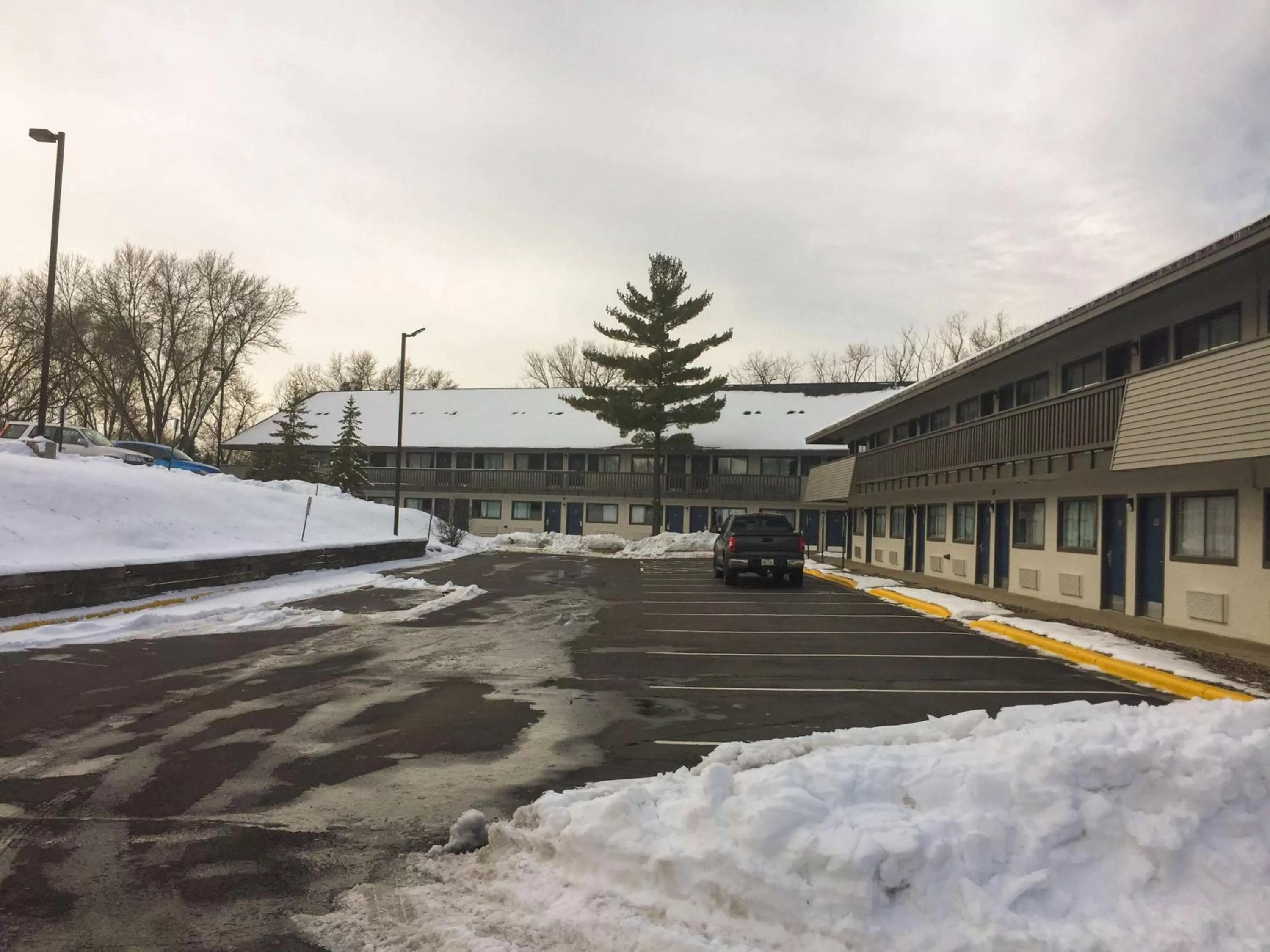 Property building in Motel 6-Burnsville, MN