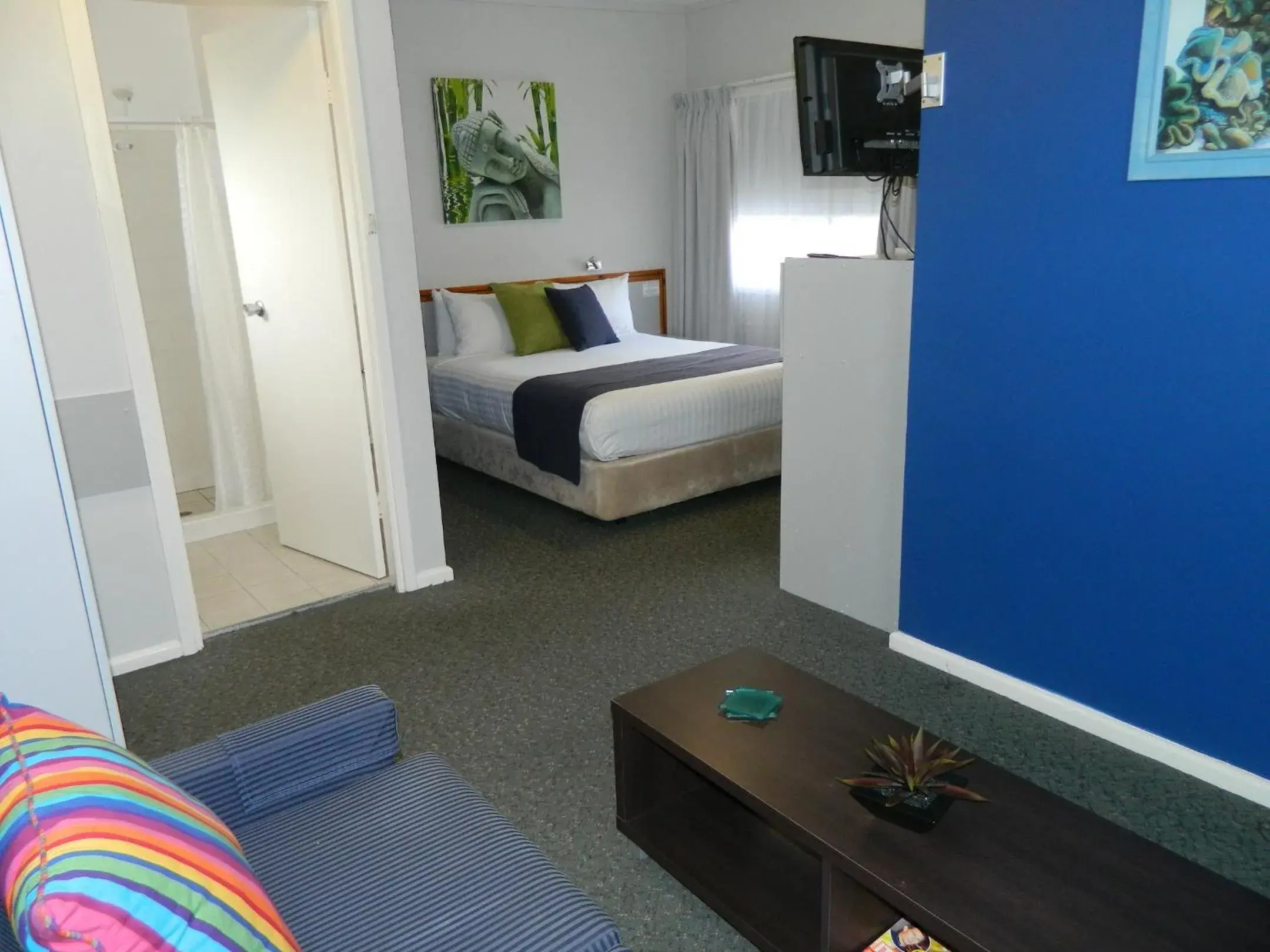 Deluxe Queen Lounge in Orana Windmill Motel Deluxe Queen Lounge in Orana Windmill Motel