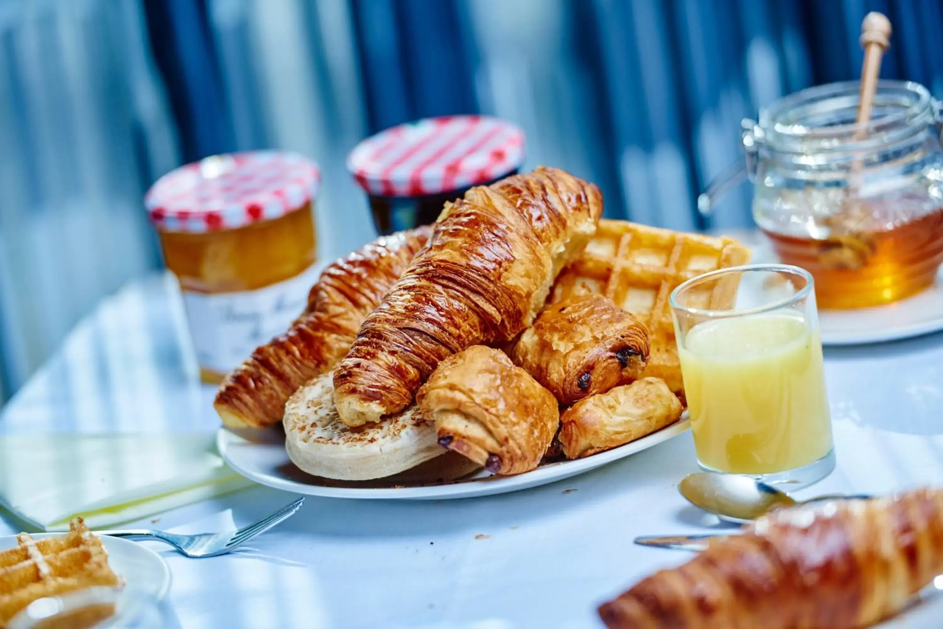 Buffet breakfast, Breakfast in Leonardo Royal Hotel Edinburgh - Formerly Jurys Inn