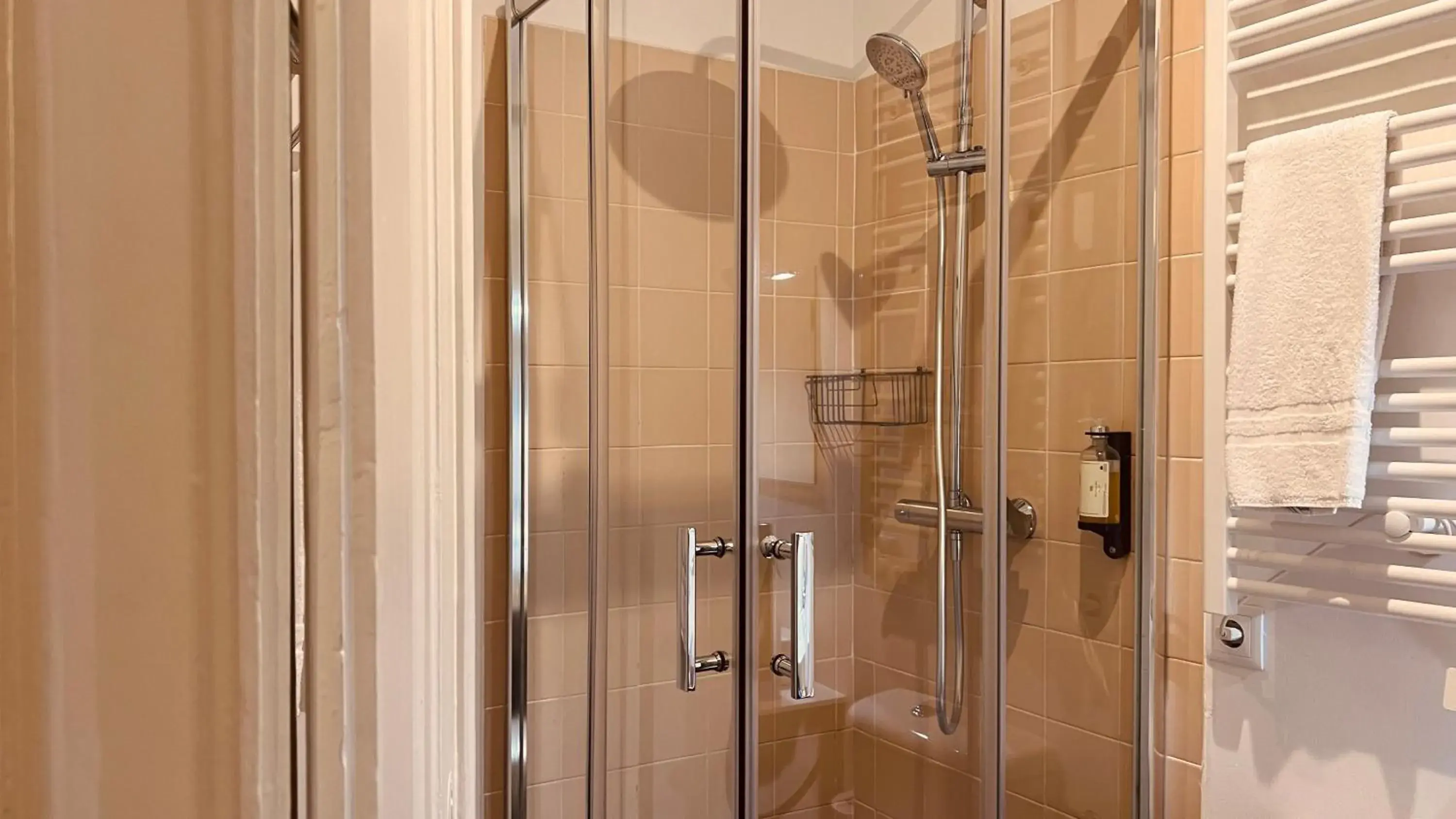 Bathroom in Casa do Jasmim by Shiadu