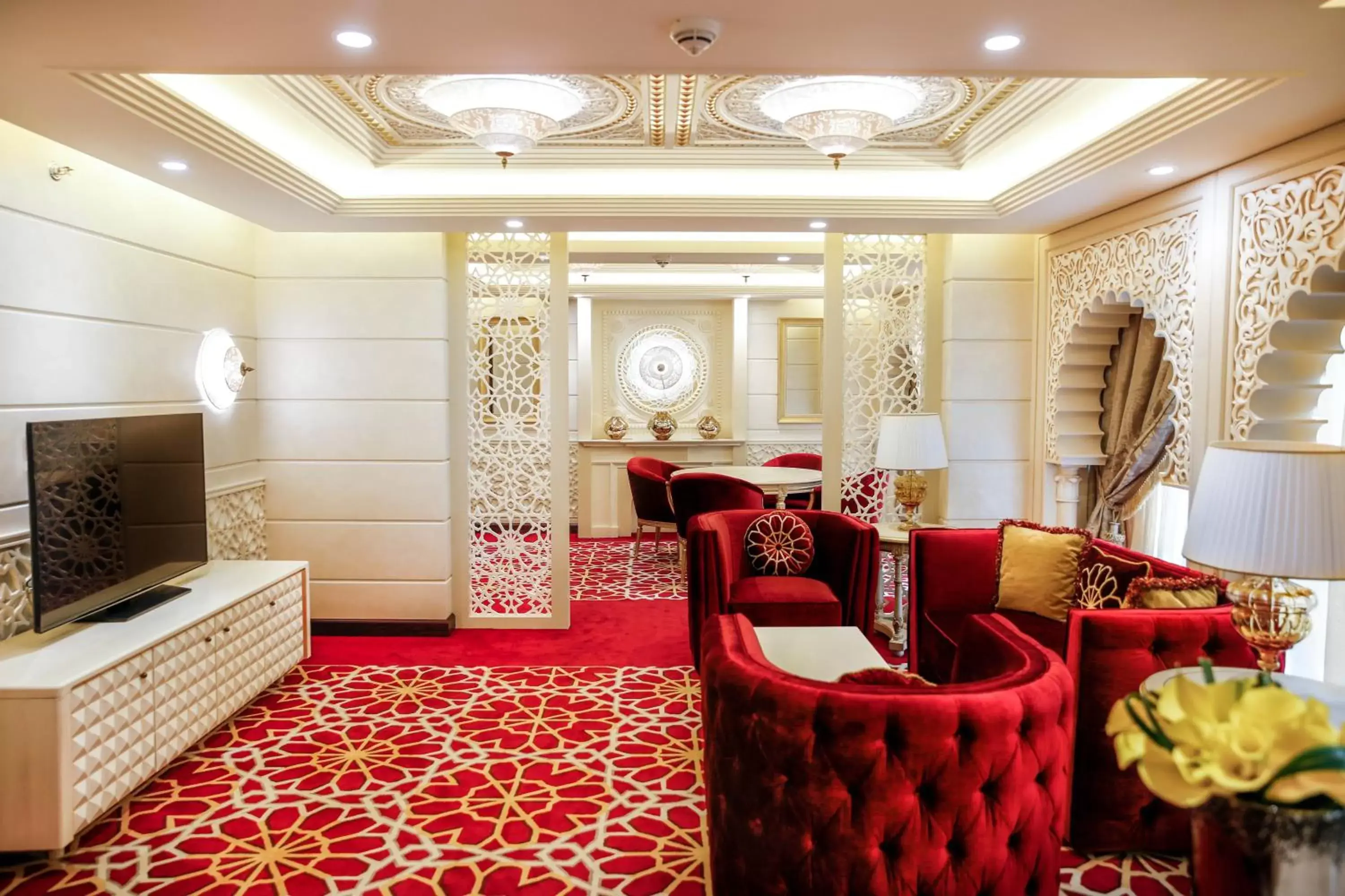 Photo of the whole room, Lounge/Bar in Crowne Plaza Kuwait Al Thuraya City, an IHG Hotel