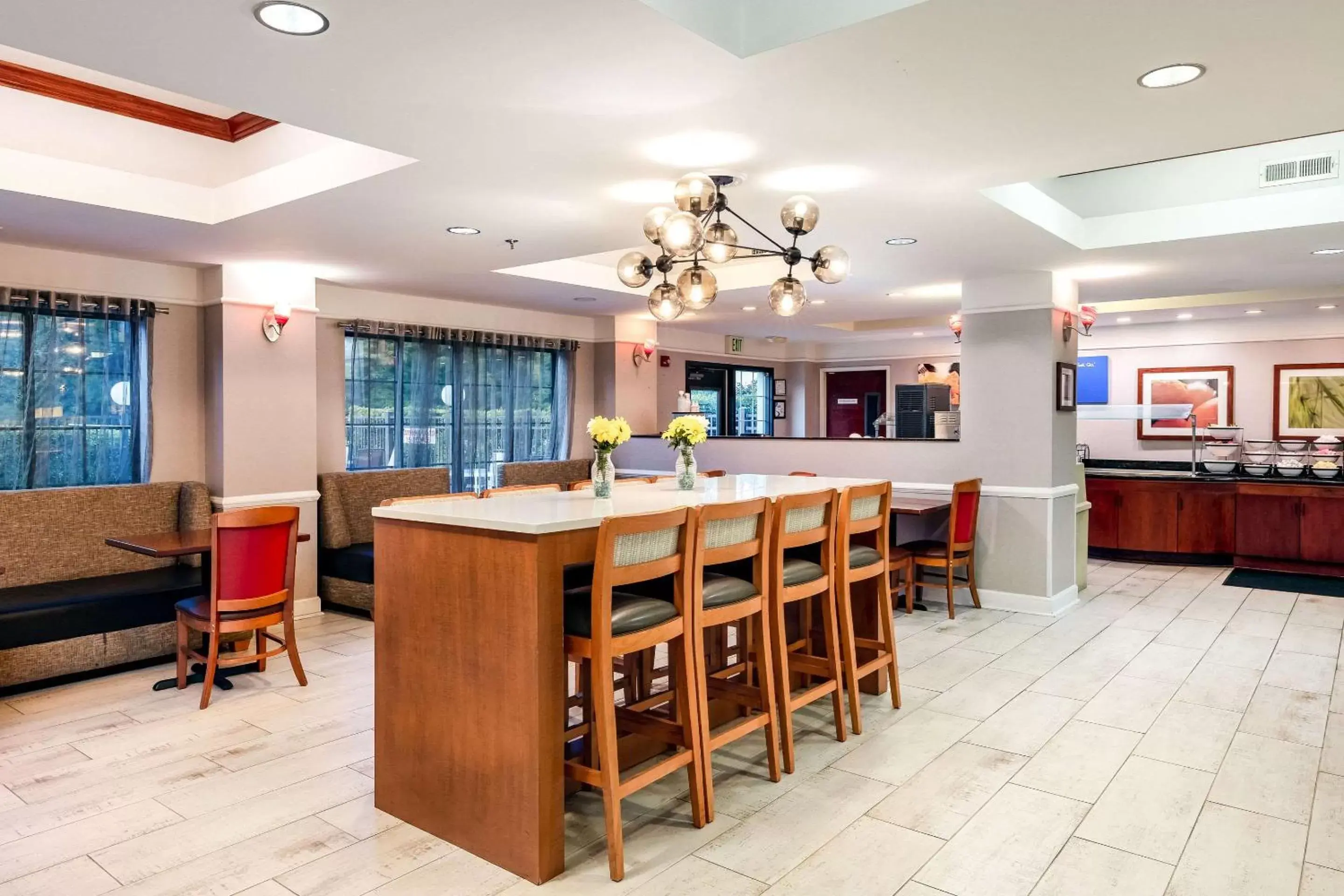 Restaurant/Places to Eat in Comfort Inn & Suites Savannah Airport