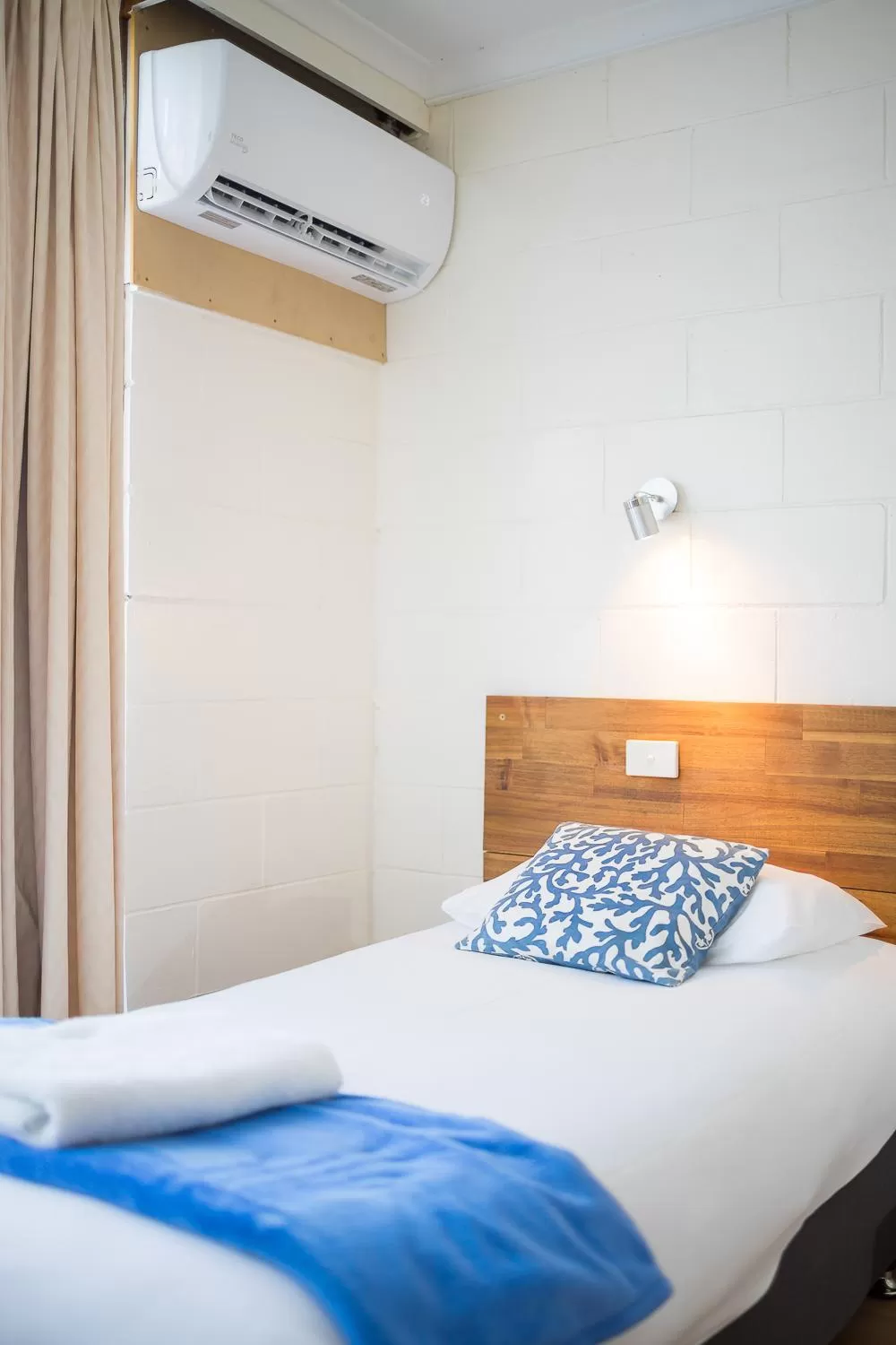 Bed in Plainsman Motel