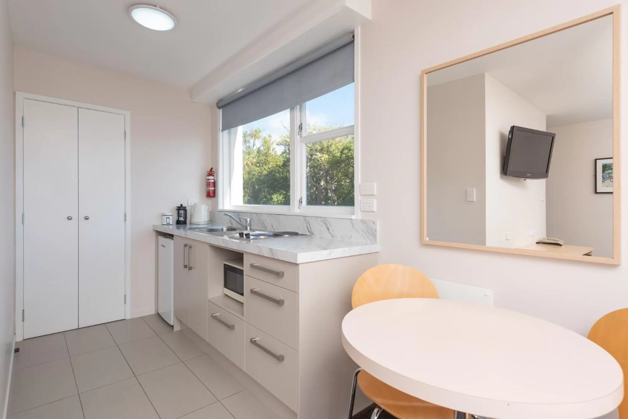 Kitchen or kitchenette in Capital View Motor Inn - Free Parking