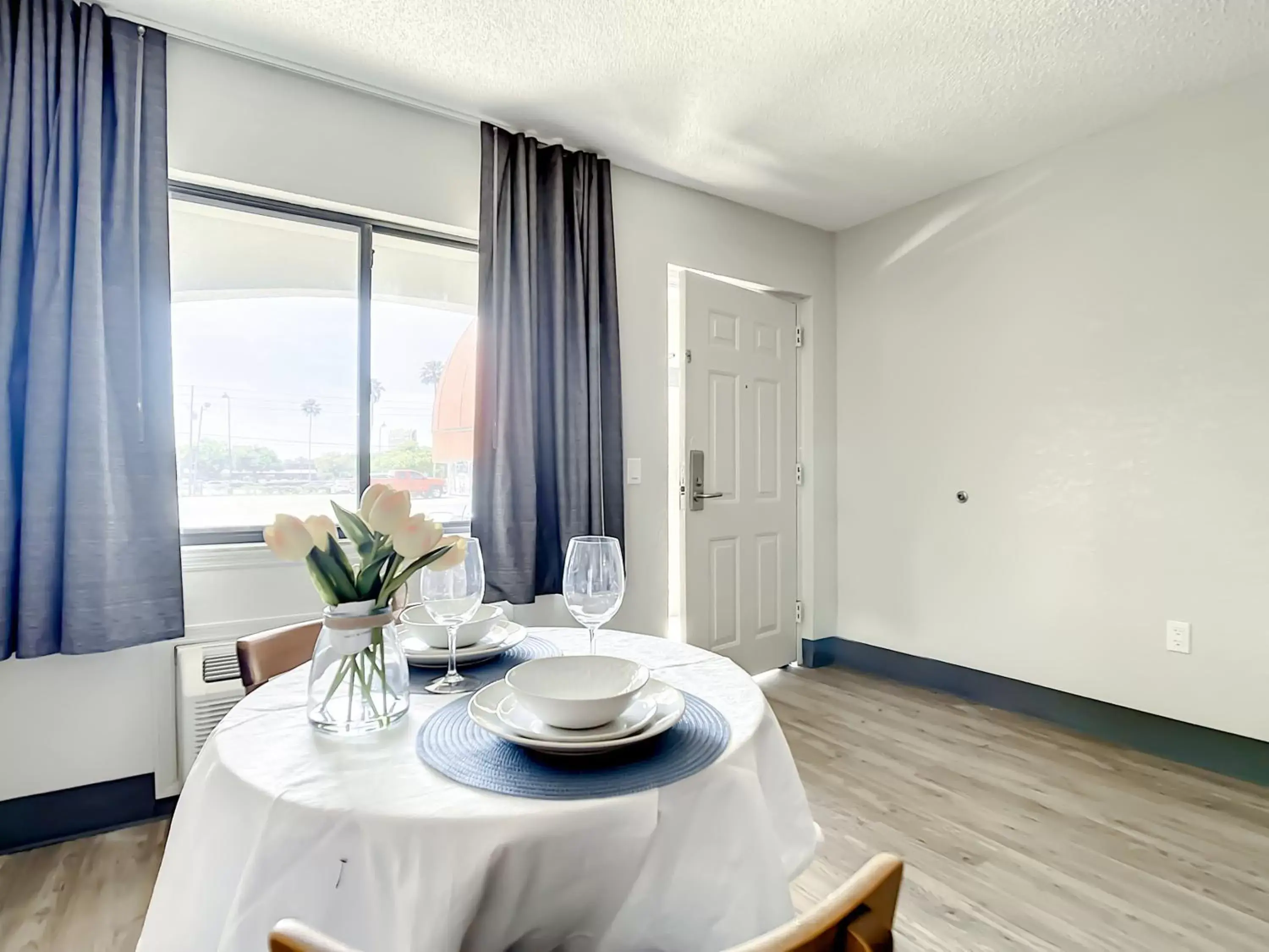 Dining Area in Stayable Suites Kissimmee West