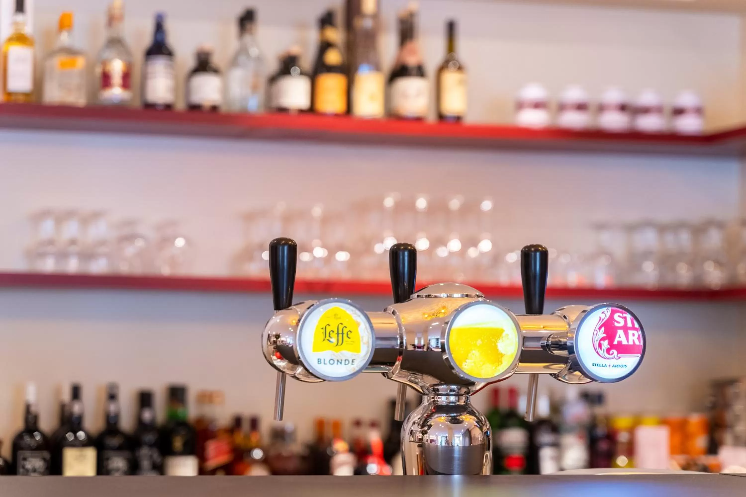 Lounge or bar in Grand Hotel Normandy by CW Hotel Collection