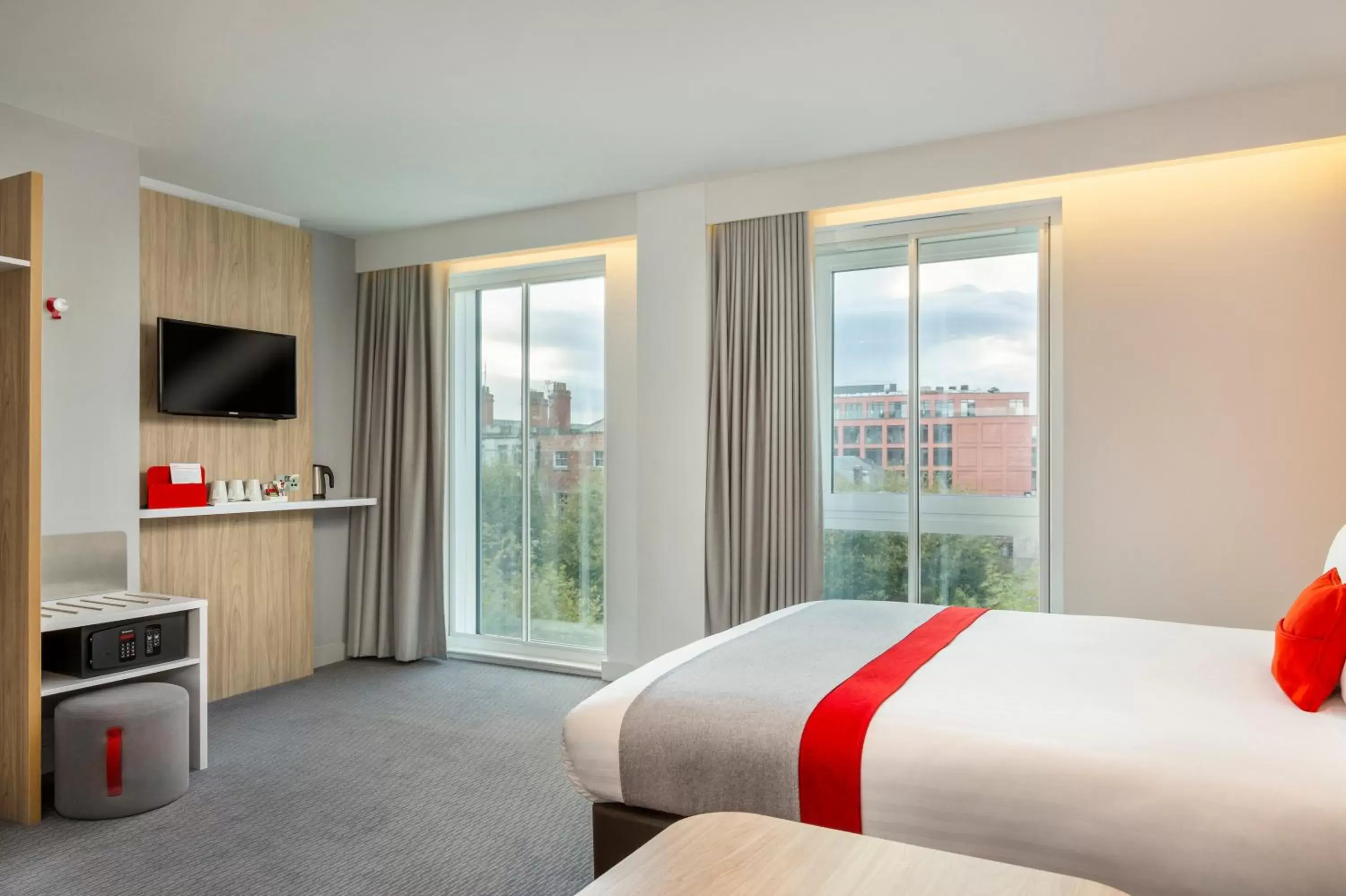 Photo of the whole room, Bed in Holiday Inn Express Dublin City Centre