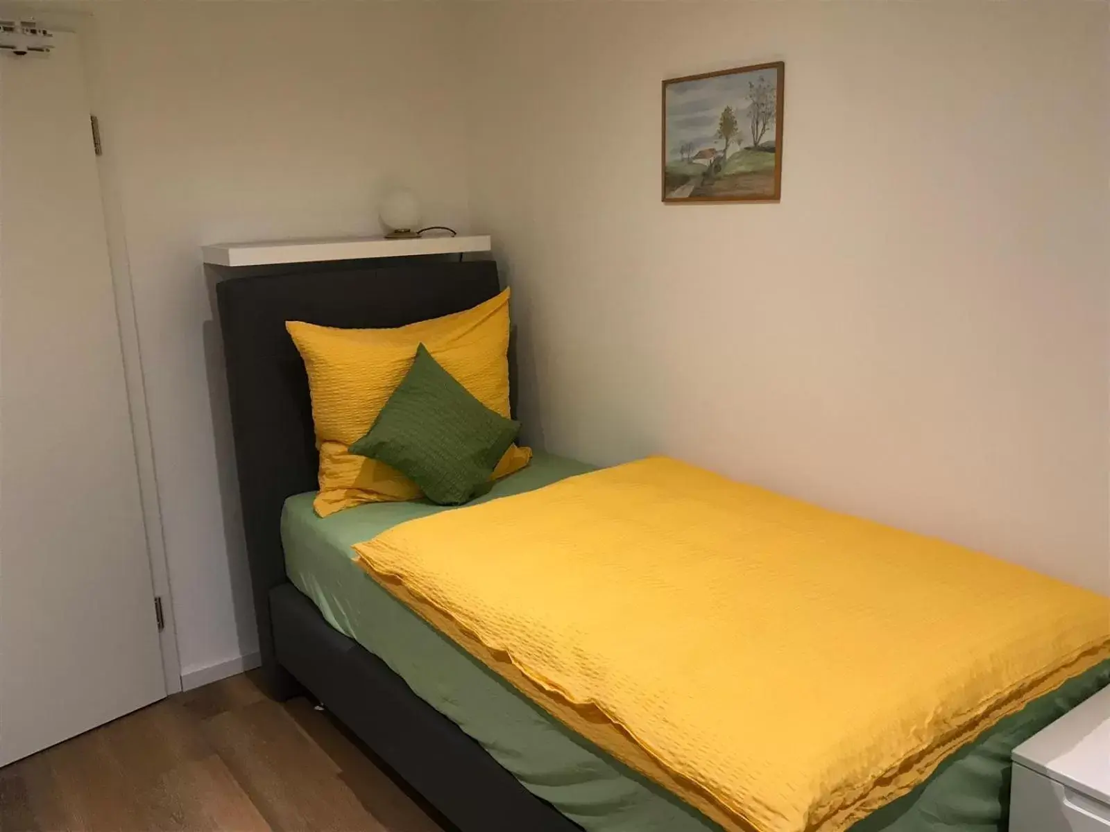 Single Room with Private External Bathroom - single occupancy in Gästehaus Sarker Single Room with Private External Bathroom - single occupancy in Gästehaus Sarker