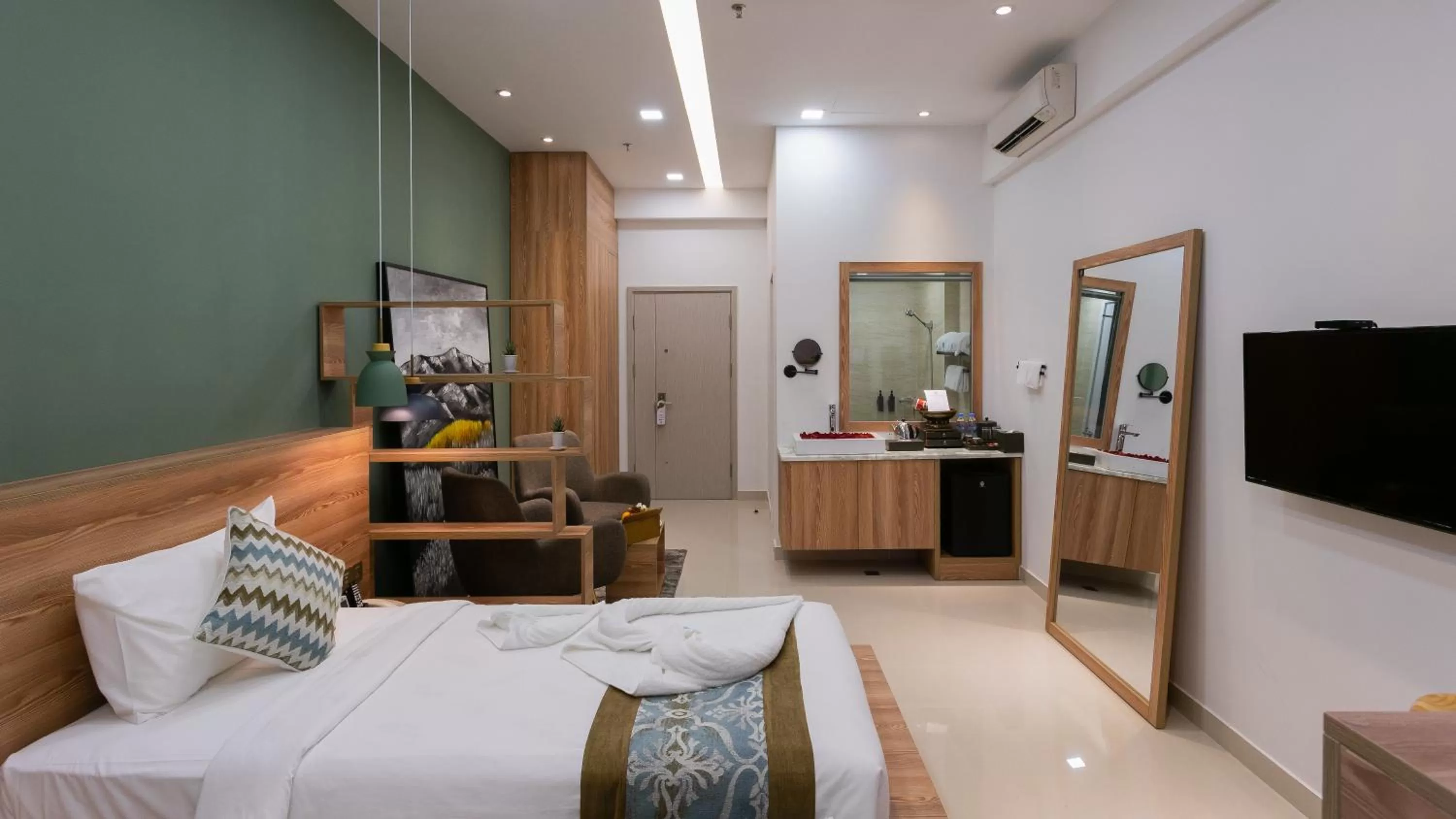 Bedroom, Bed in The Snowbell Hotel