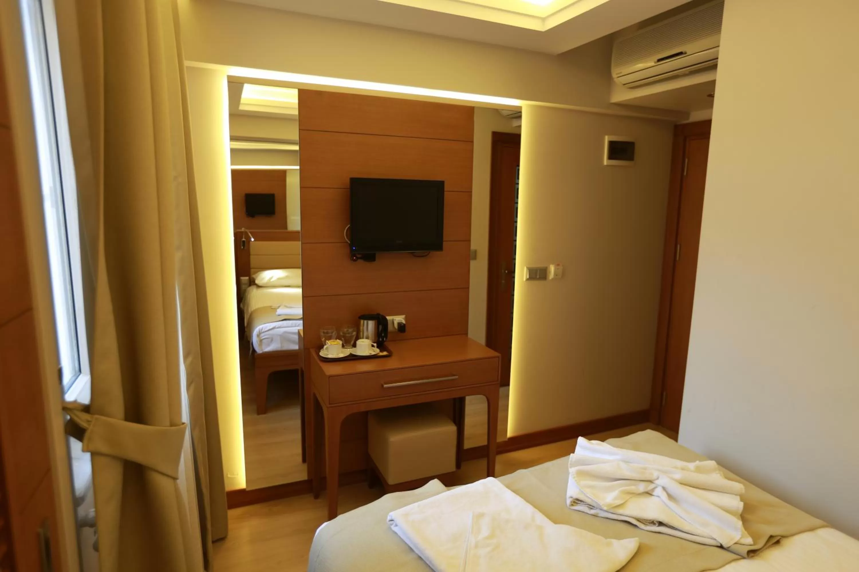 Photo of the whole room, Bed in Sirkeci Park Hotel