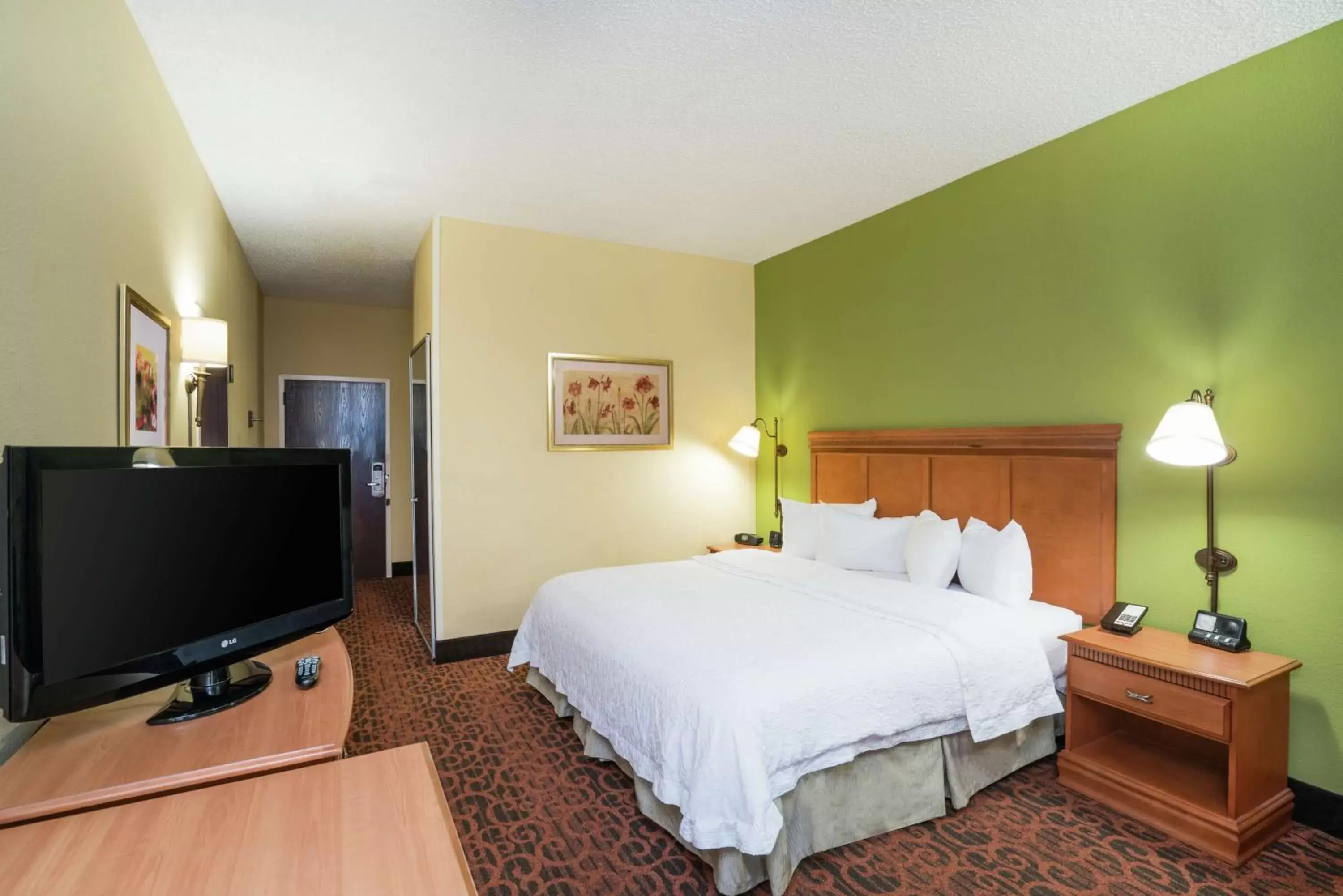 King Room- Mobility Accessible with Bathtub- Non-Smoking in Hampton Inn Bardstown King Room- Mobility Accessible with Bathtub- Non-Smoking in Hampton Inn Bardstown