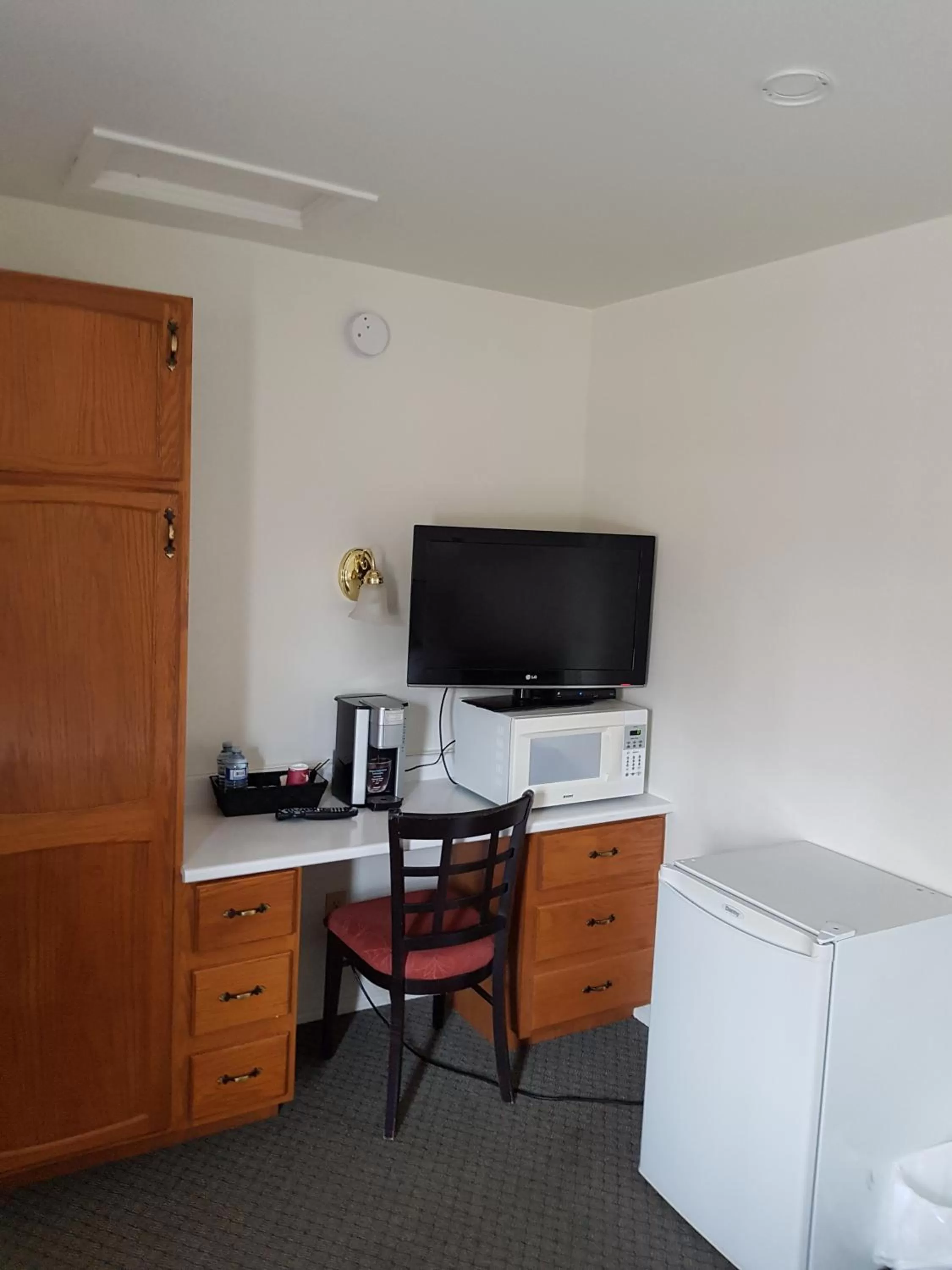 TV/Entertainment Center in Covered Bridge Inn & Suites