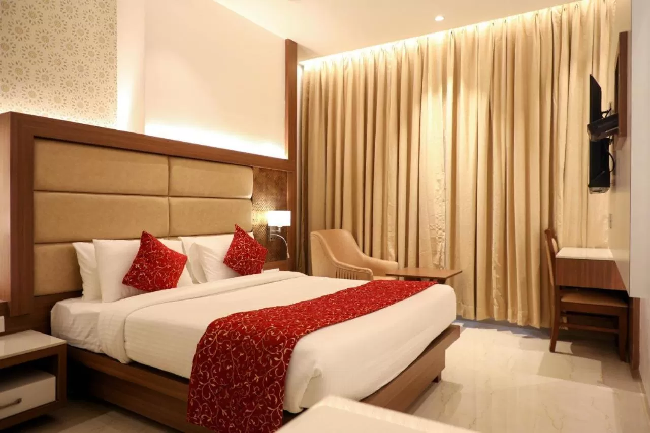 Bed in Hotel Gurudev Grand