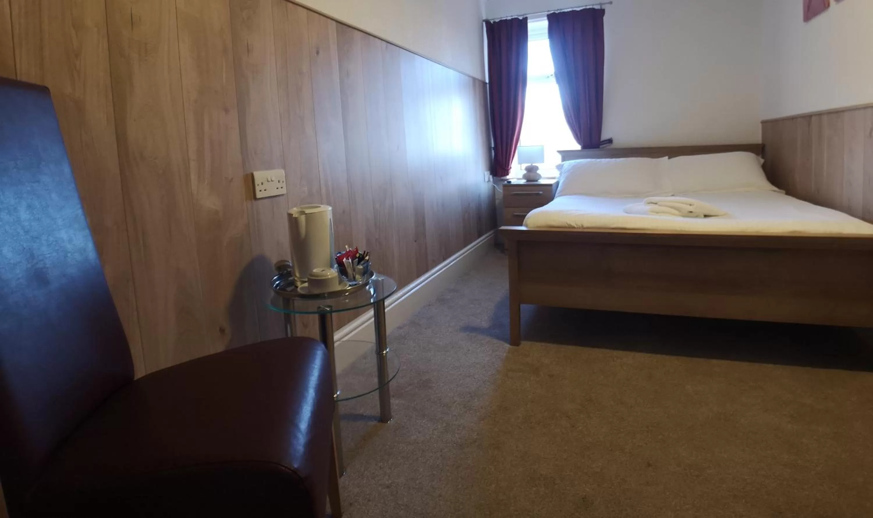 Property building, Bed in The Hopton Hotel