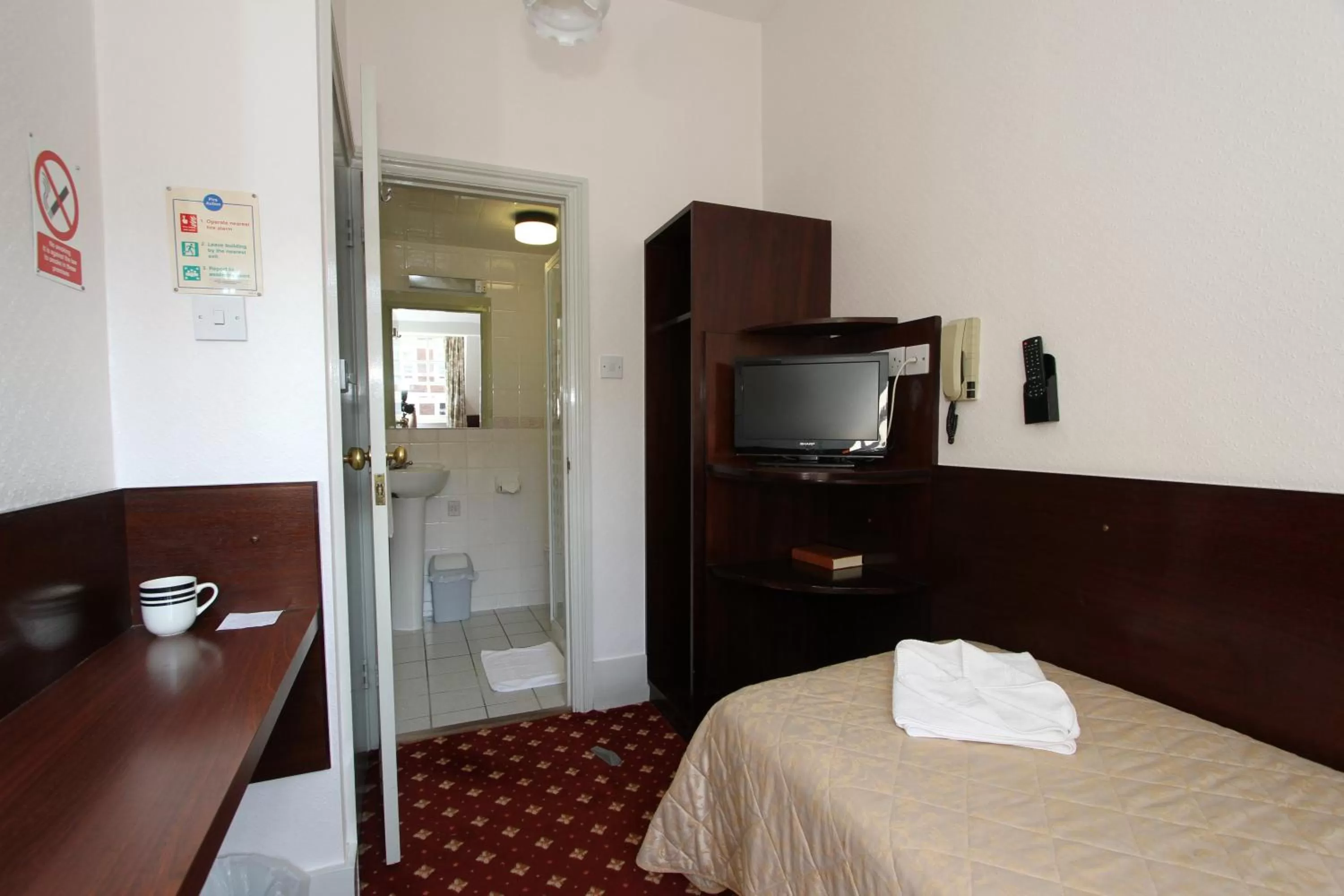 Photo of the whole room, Bed in Ridgemount Hotel