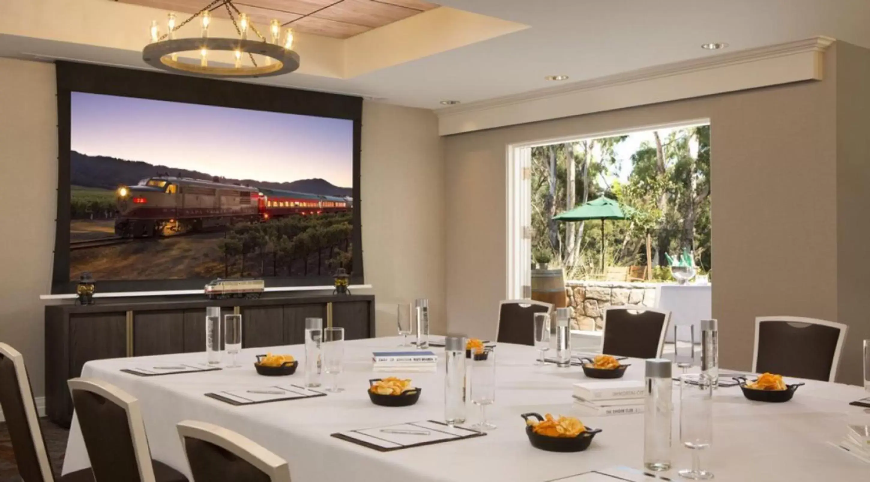 Meeting/conference room, Restaurant/Places to Eat in River Terrace Inn, a Noble House Hotel