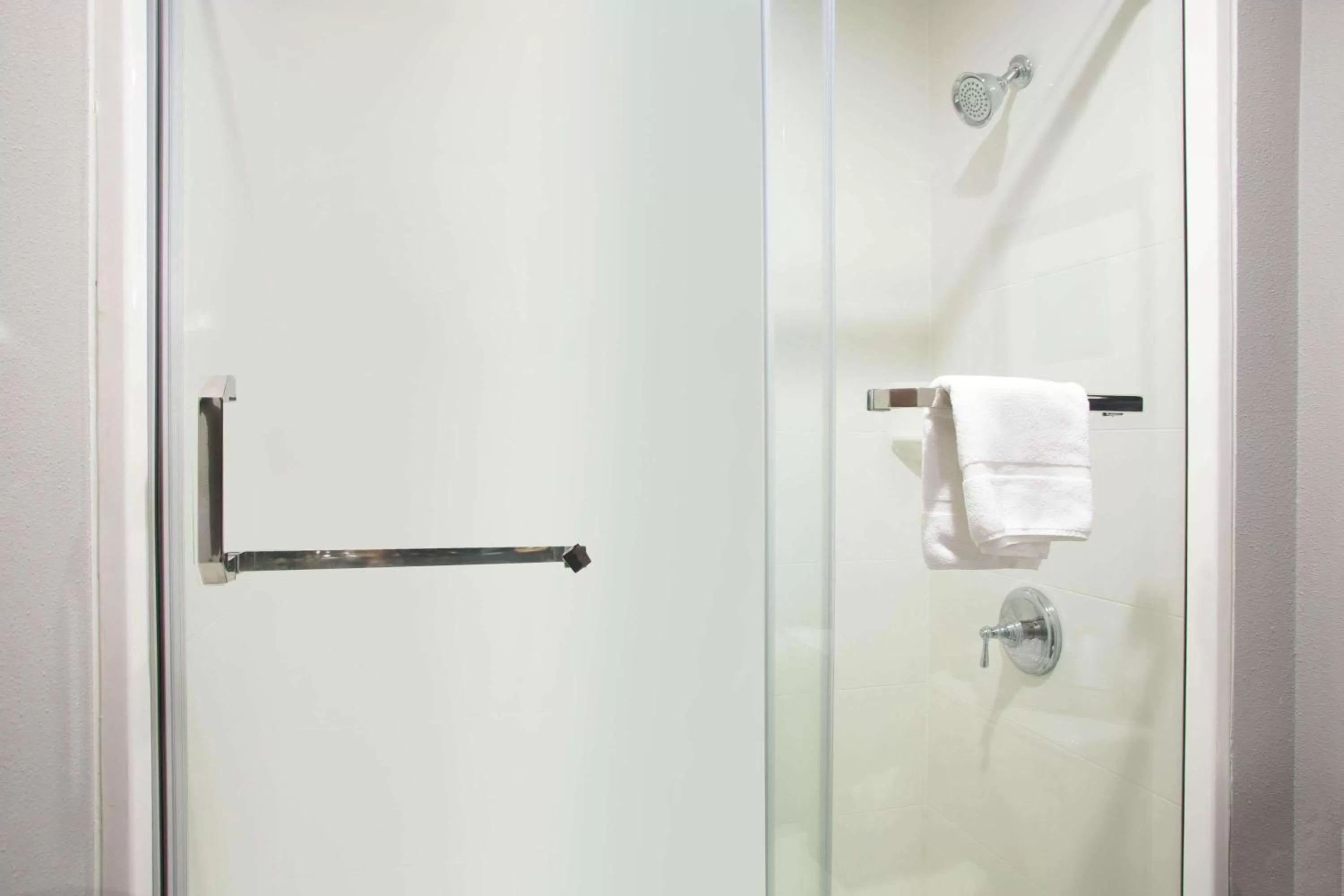 Bathroom in La Quinta Inn by Wyndham St. Louis Hazelwood - Airport North