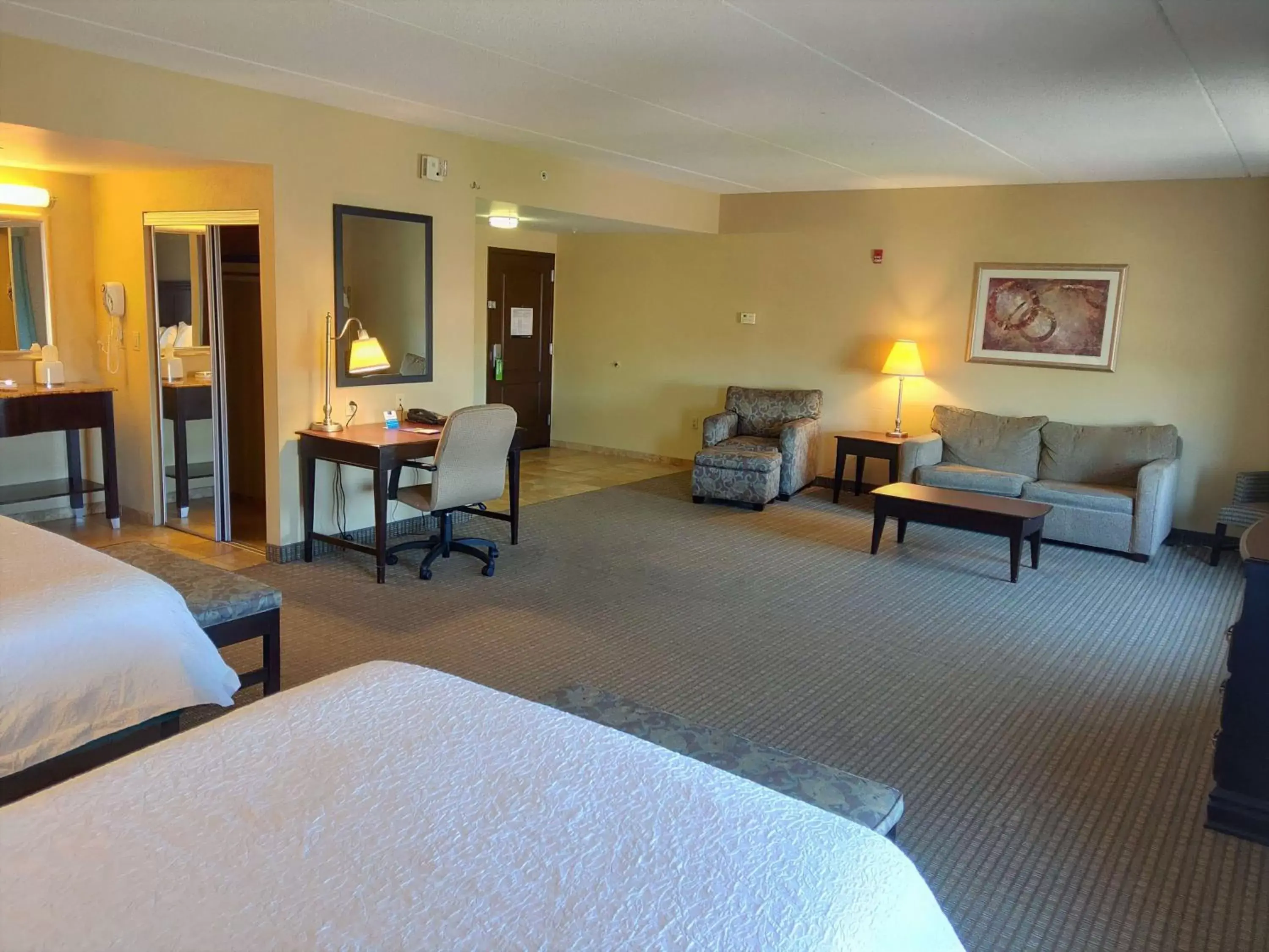 Bed, Seating Area in Hampton Inn Rochester - Irondequoit