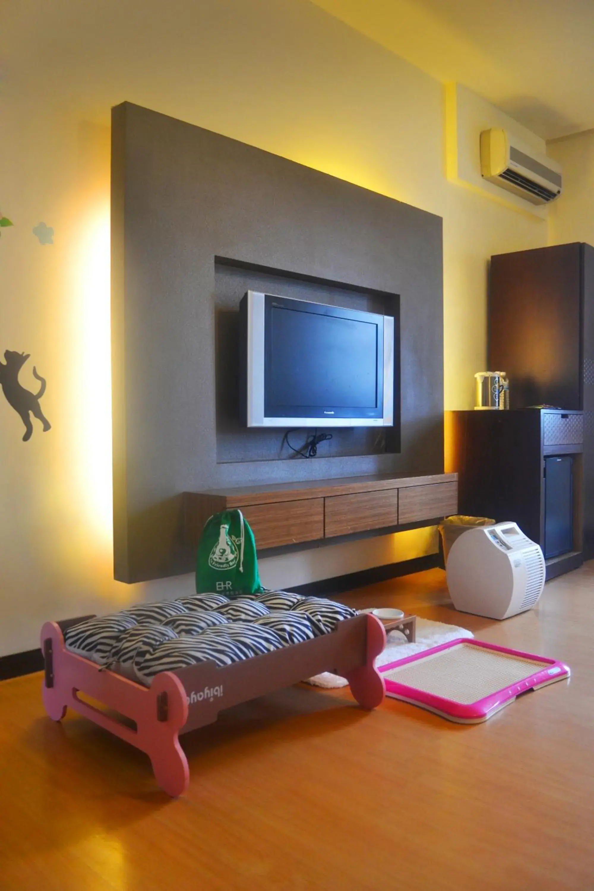 Bed, TV/Entertainment Center in LIDO FORESTRY SPA RESORT