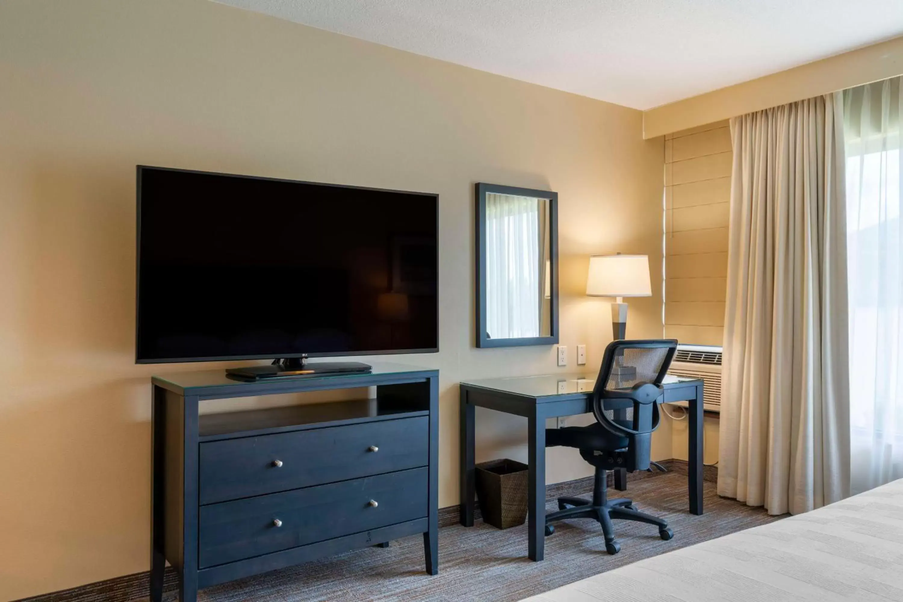 Bedroom, TV/Entertainment Center in Best Western Plus Hood River Inn