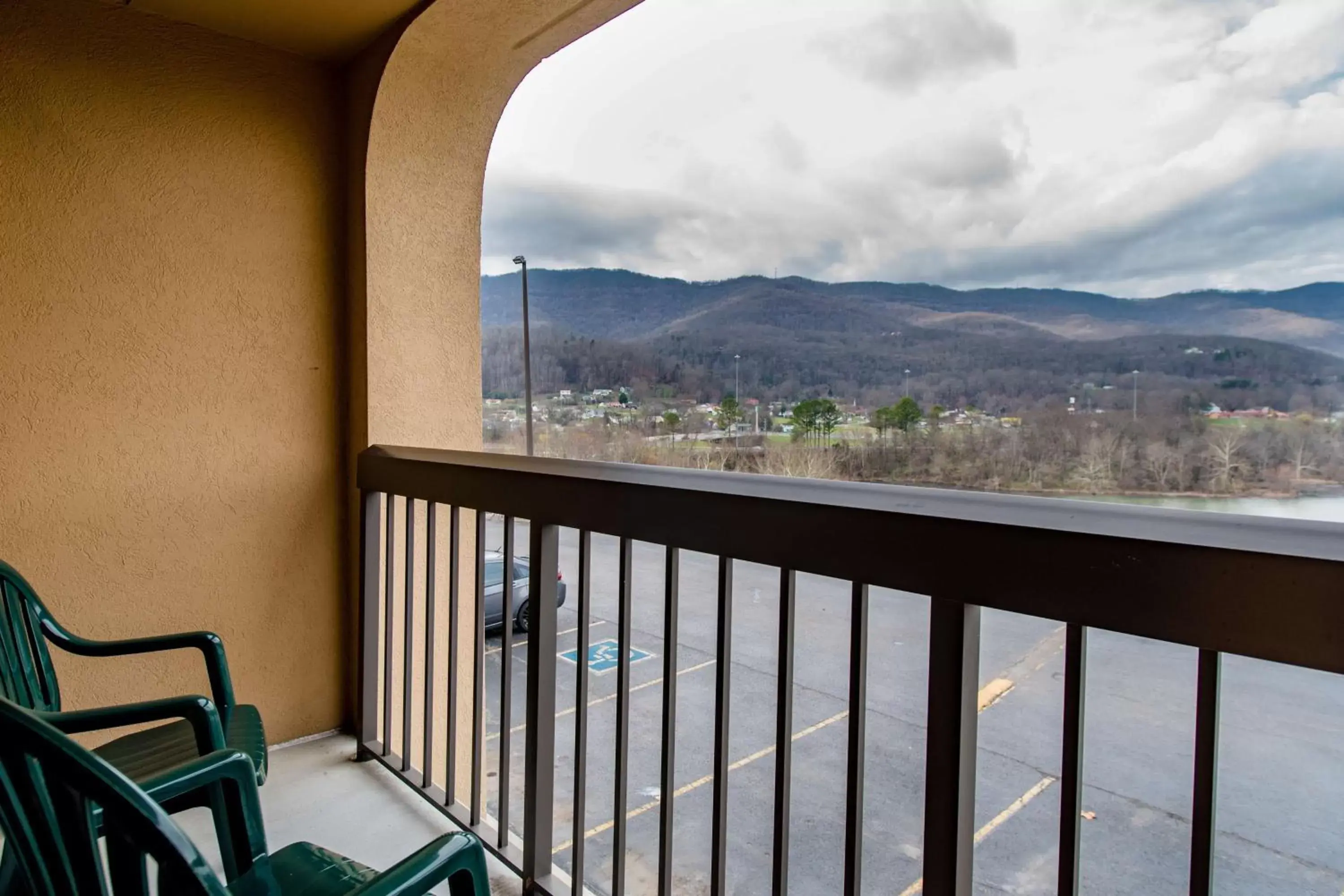 Bed, Mountain View in Hampton Inn Caryville-I-75/Cove Lake-State Park