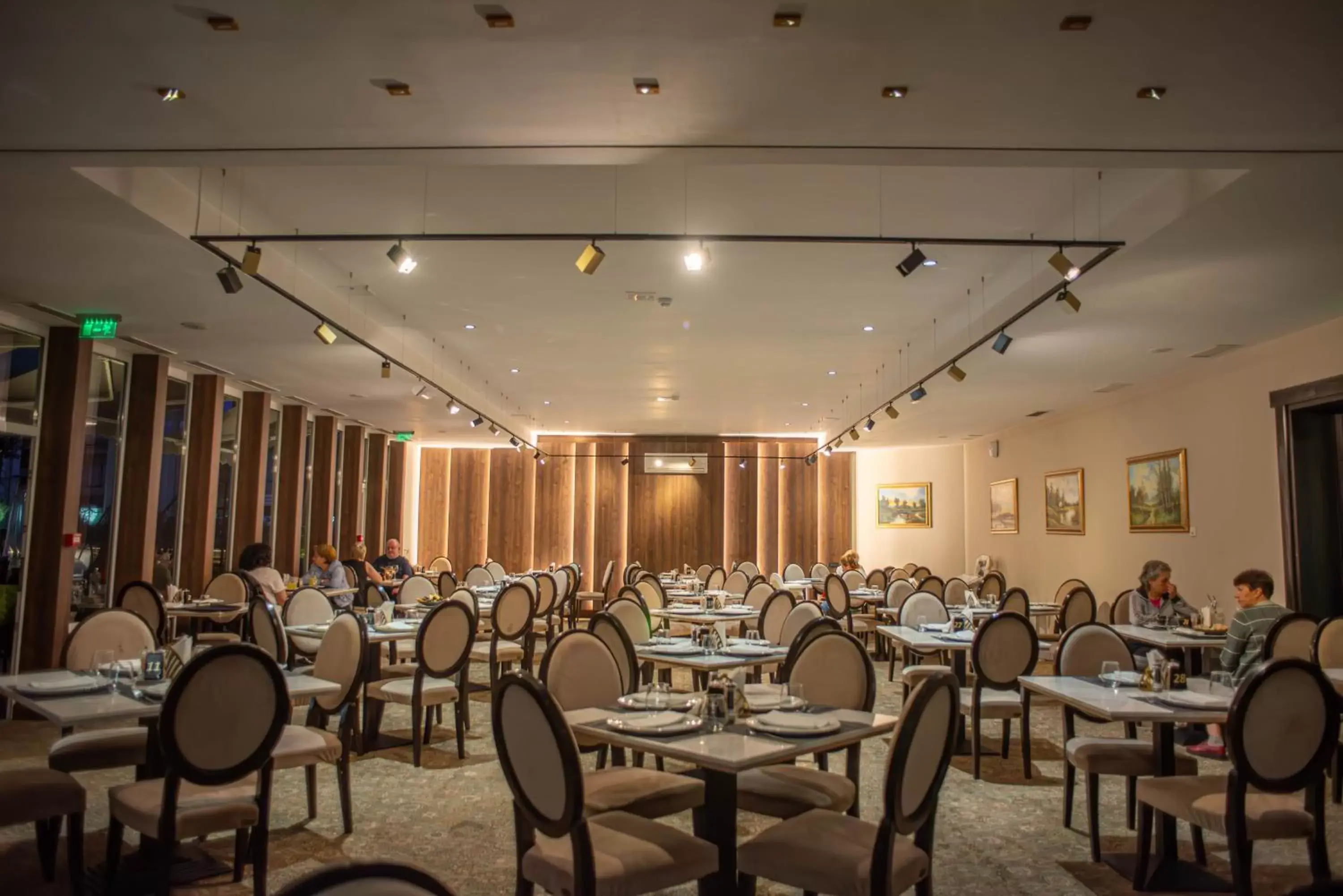 Restaurant/Places to Eat in Hotel Carpathia