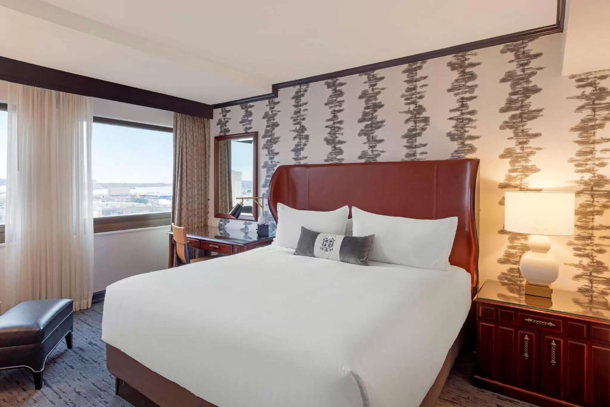 Photo of the whole room, Bed in Omni New Haven Hotel at Yale