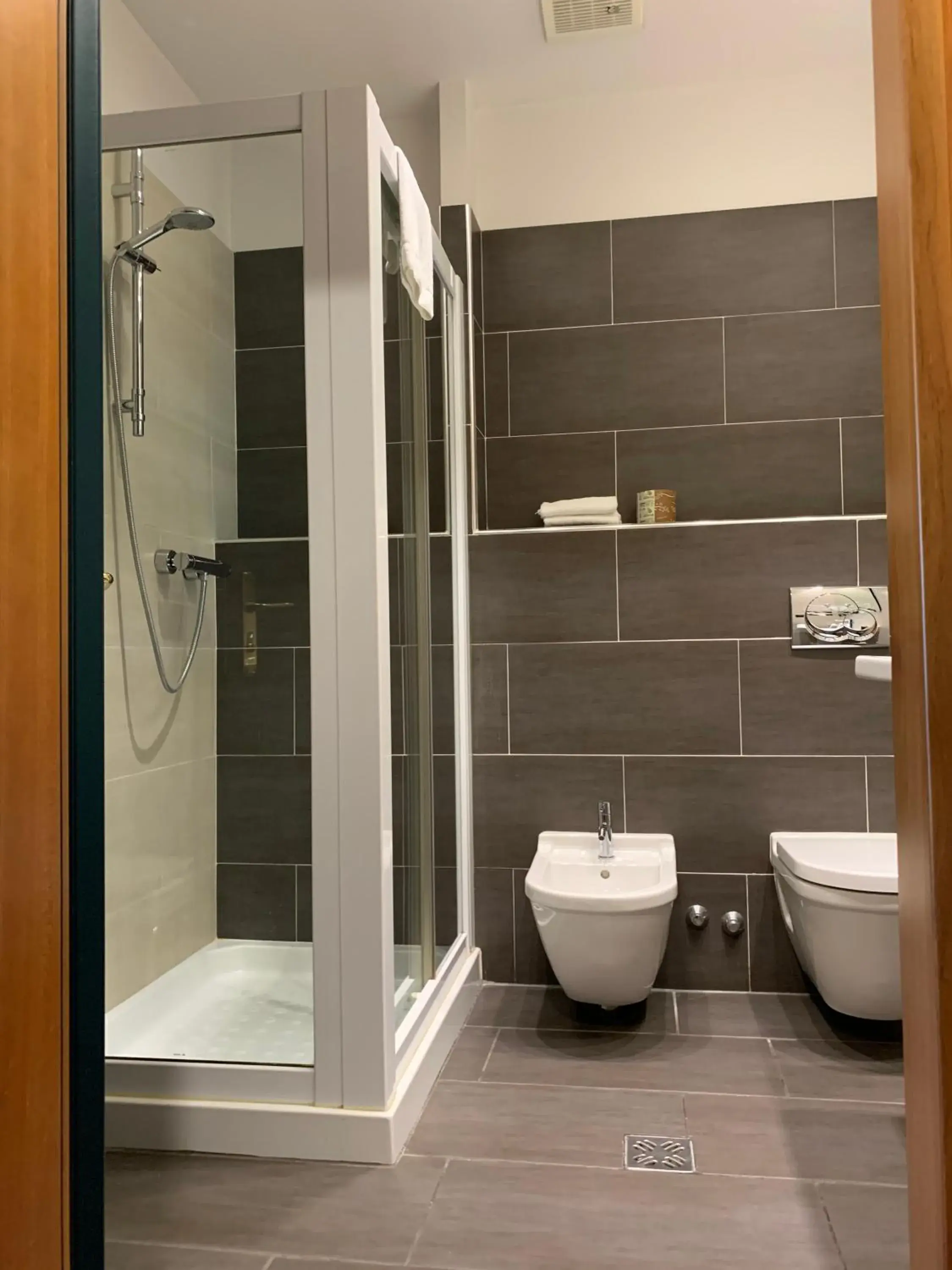 Shower, Bathroom in Hotel Cristallo