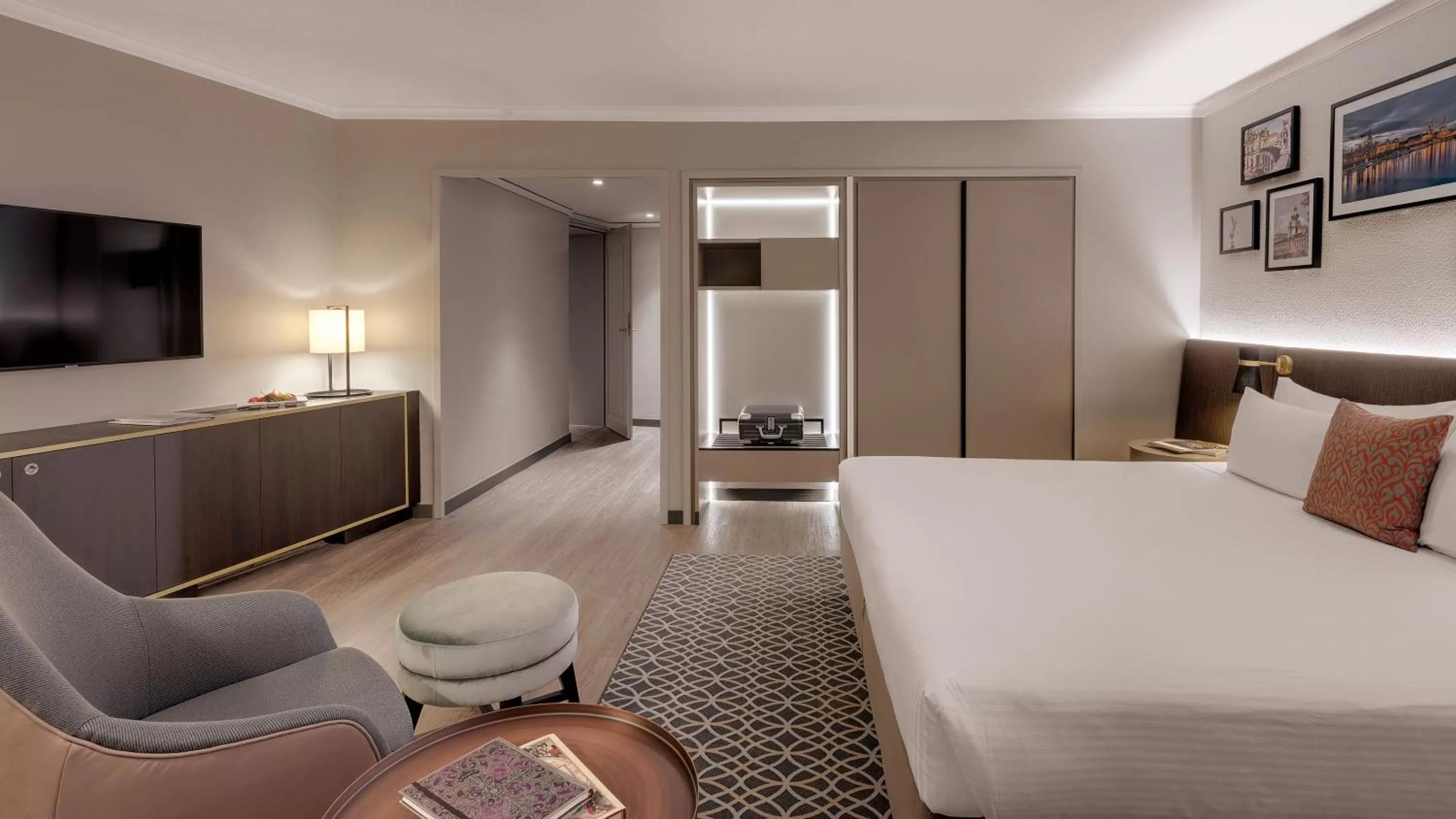 Photo of the whole room, Bed in Bilderberg Bellevue Hotel Dresden