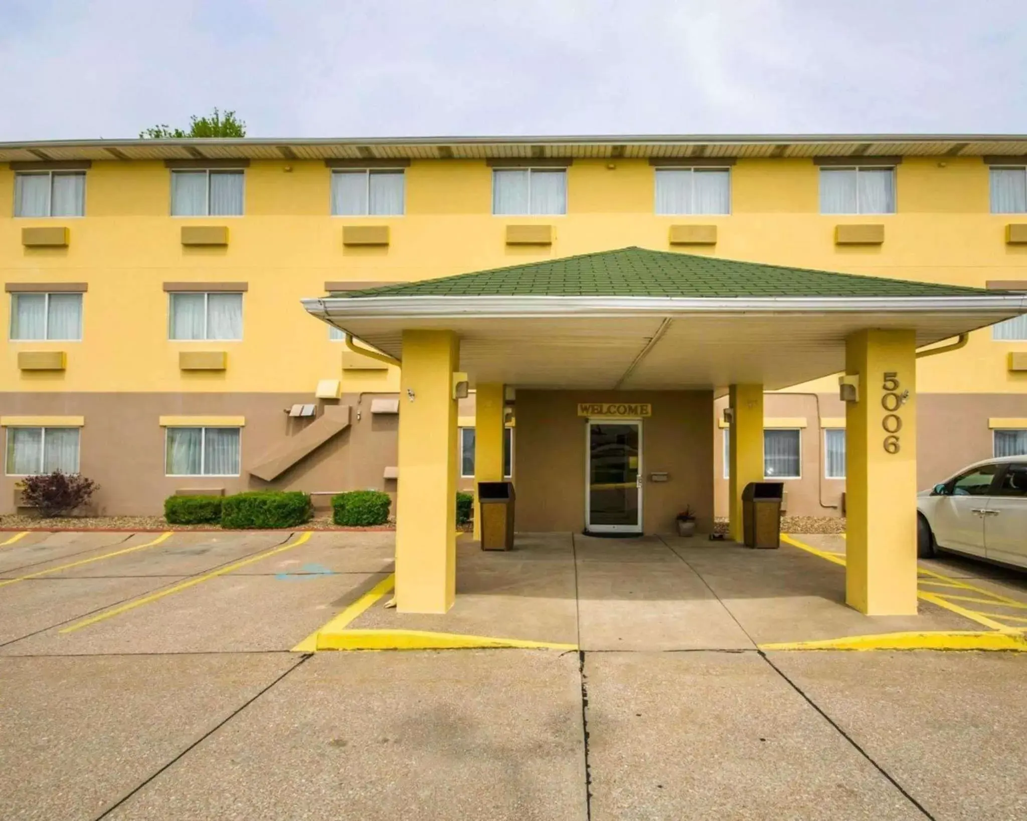 Property building in Quality Inn East Evansville