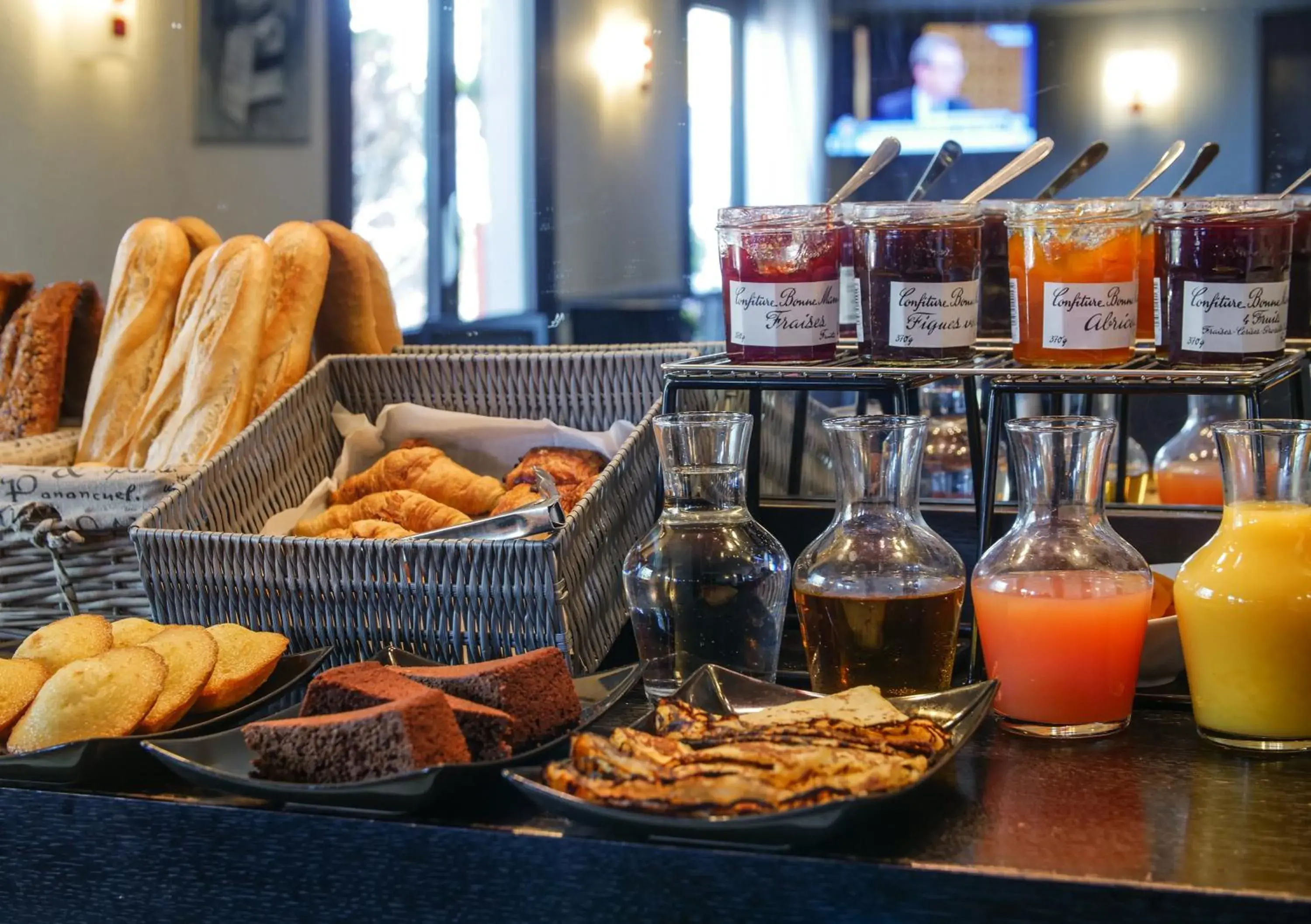 Breakfast in Hotel Inn Design Poitiers Sud