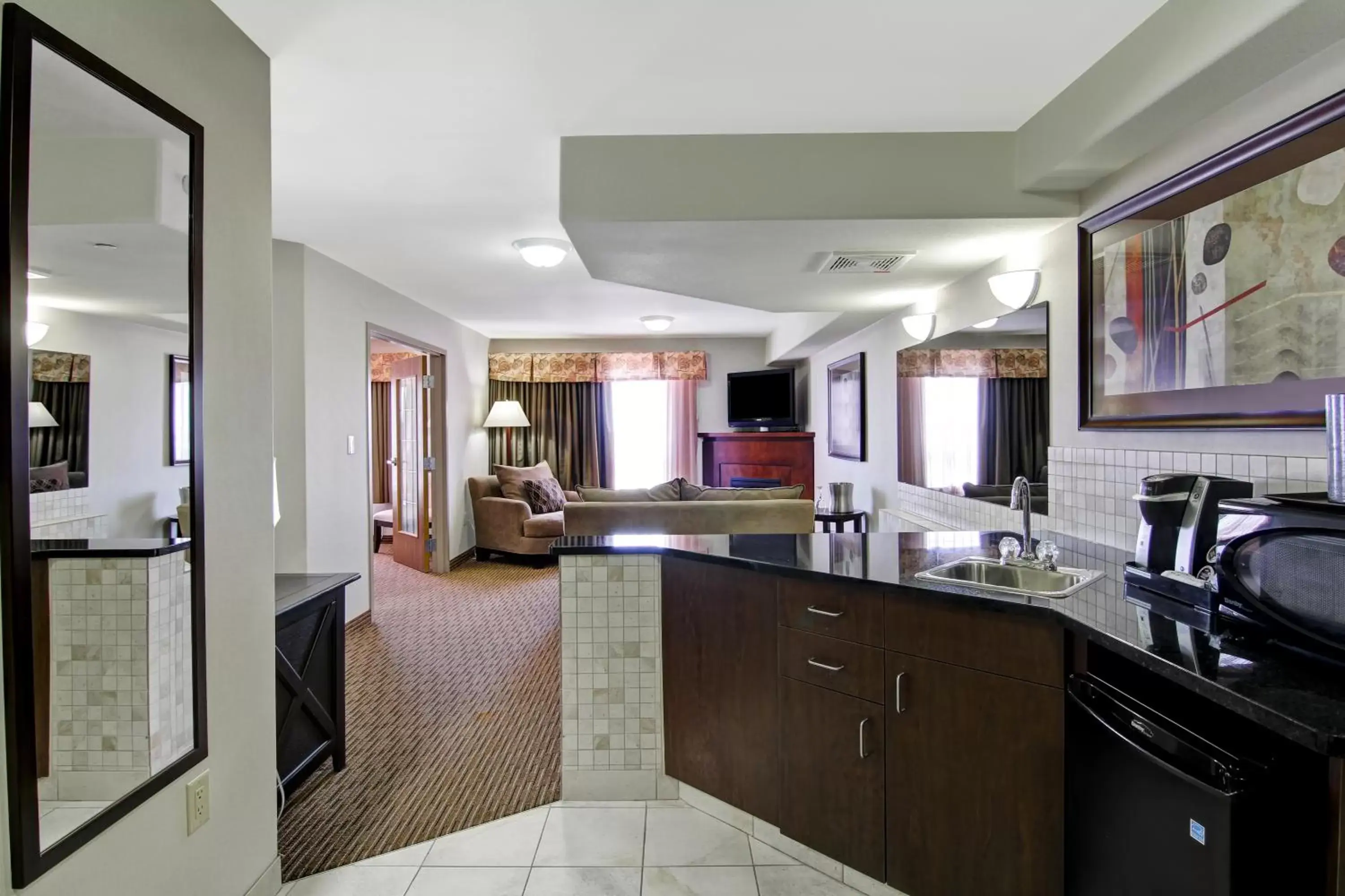 Business King Room with Spa Bath in Coast Weyburn Hotel Business King Room with Spa Bath in Coast Weyburn Hotel