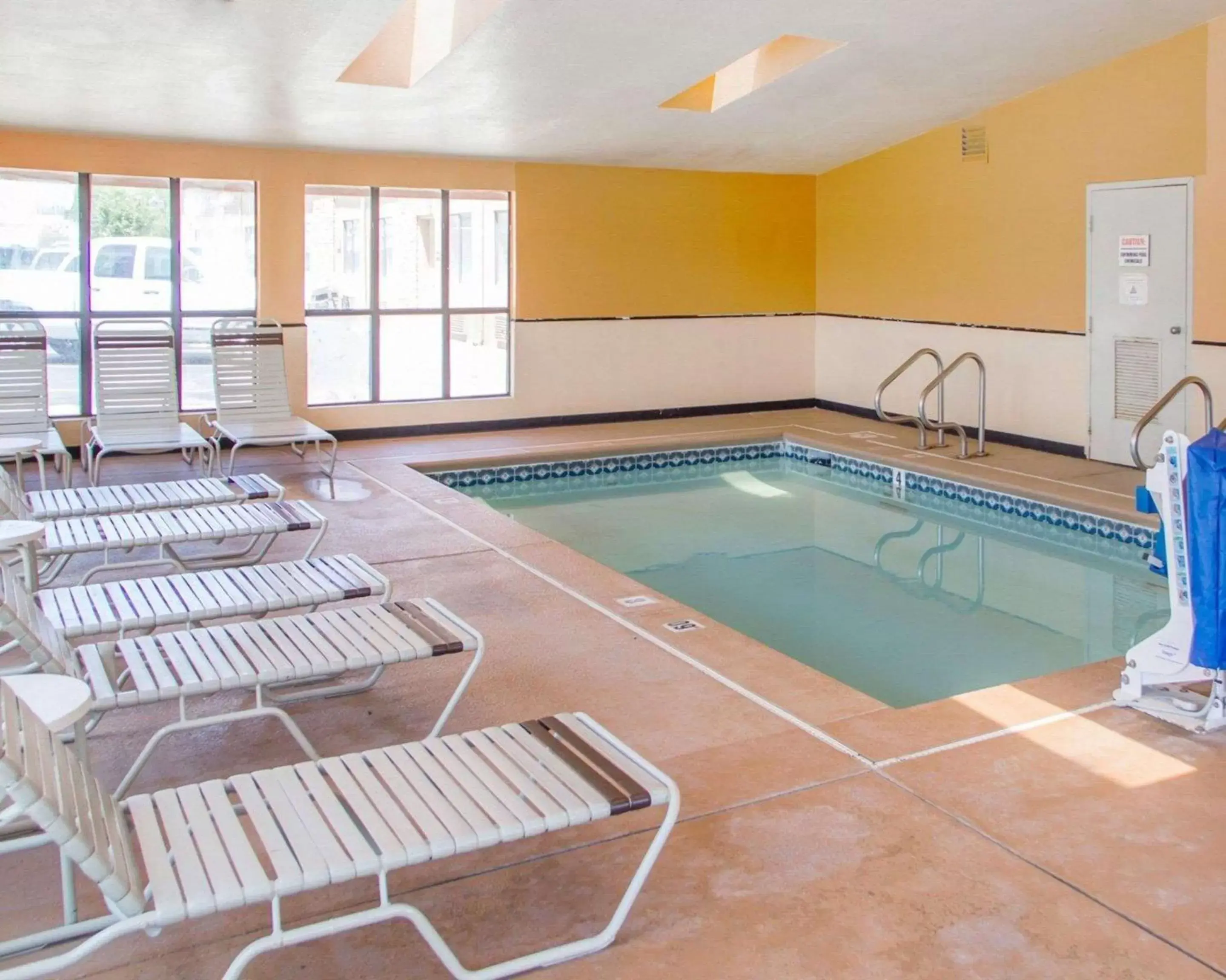 On site, Swimming Pool in Quality Inn Broken Arrow - Tulsa