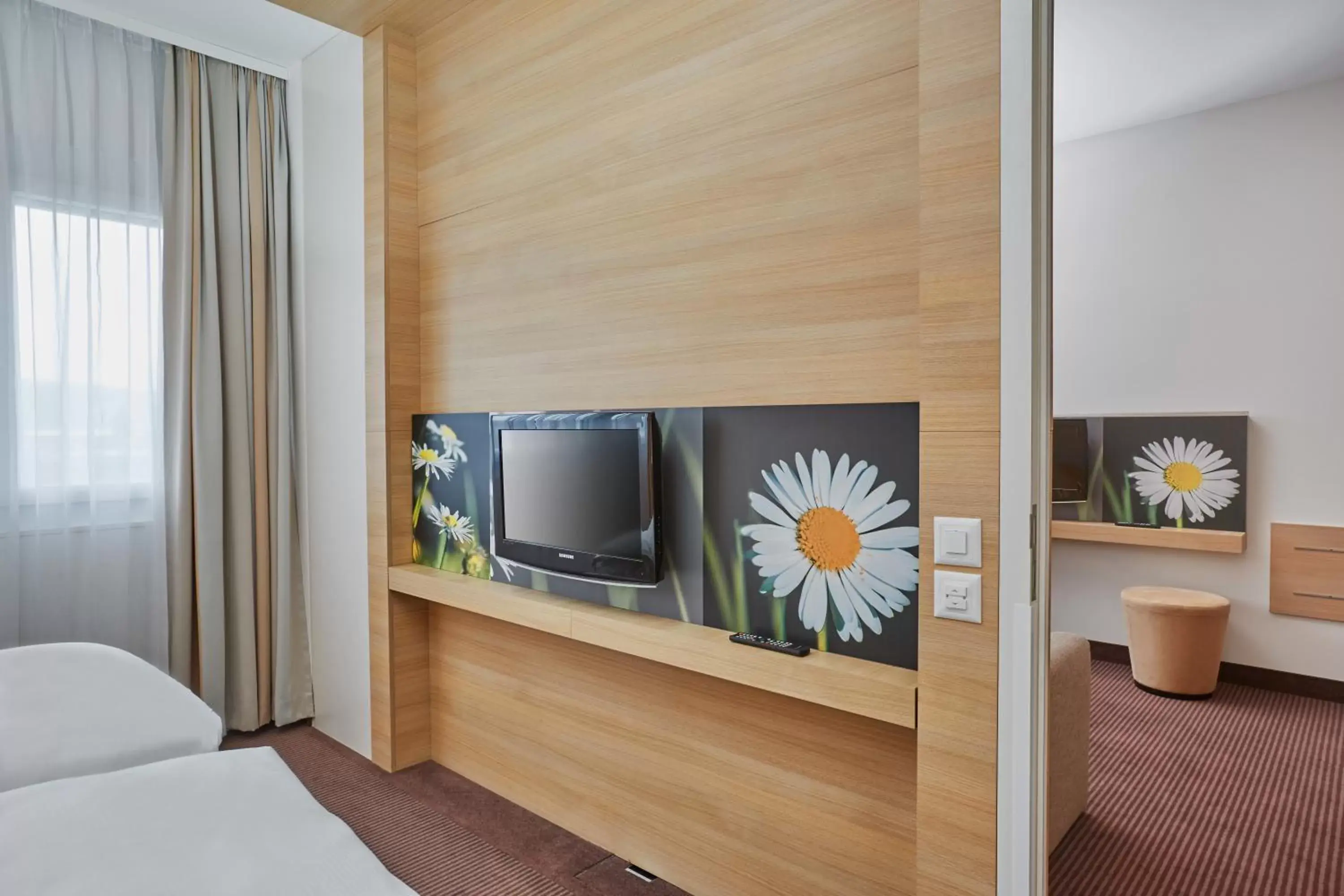 Photo of the whole room, TV/Entertainment Center in H+ Hotel Zürich