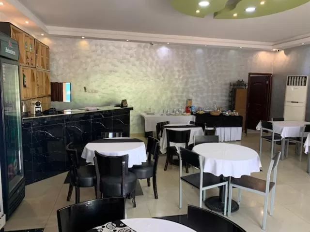 Restaurant/places to eat in class hotel