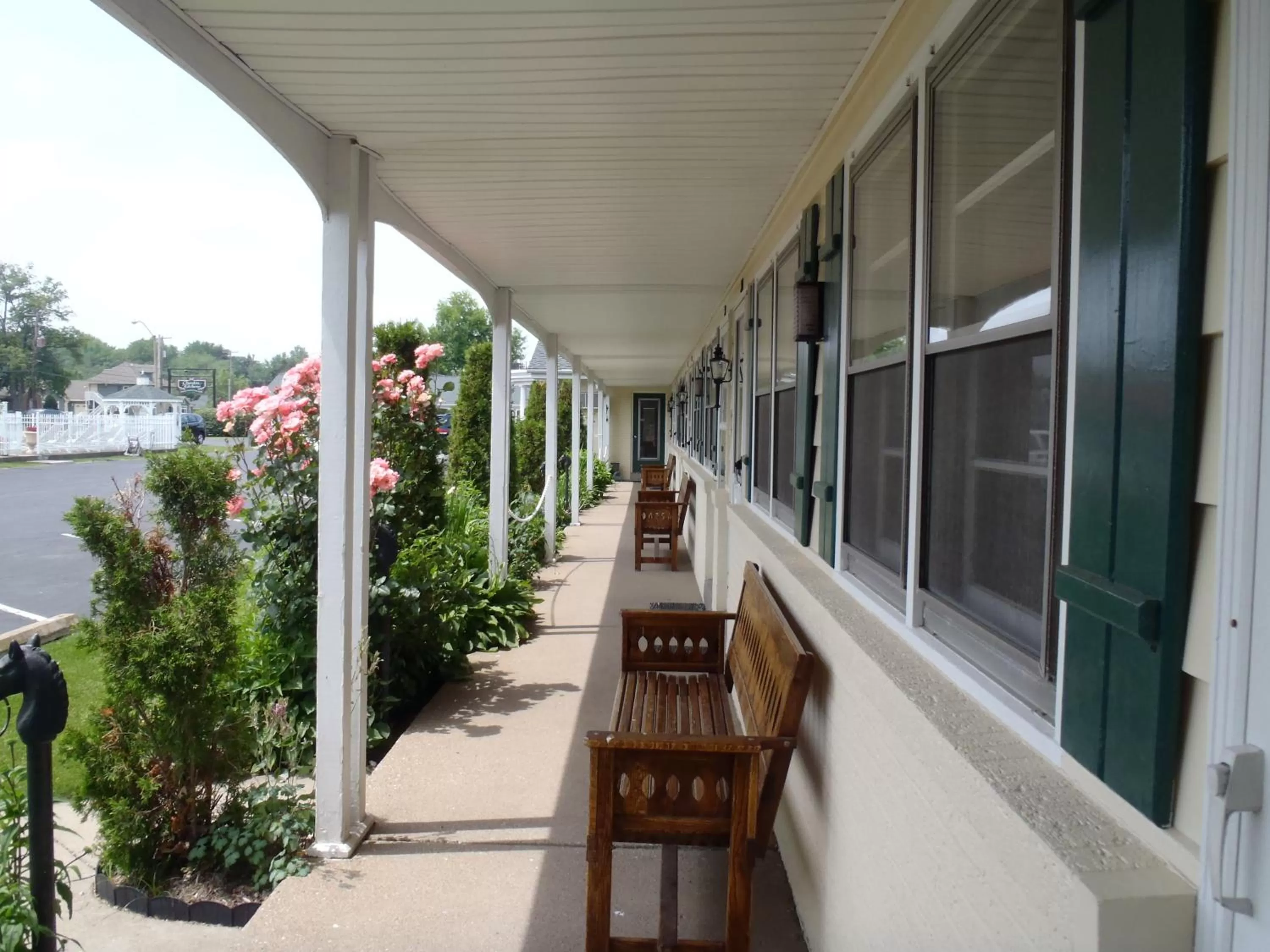 Facade/entrance in Glass House Inn Erie Near I-90 & I-79