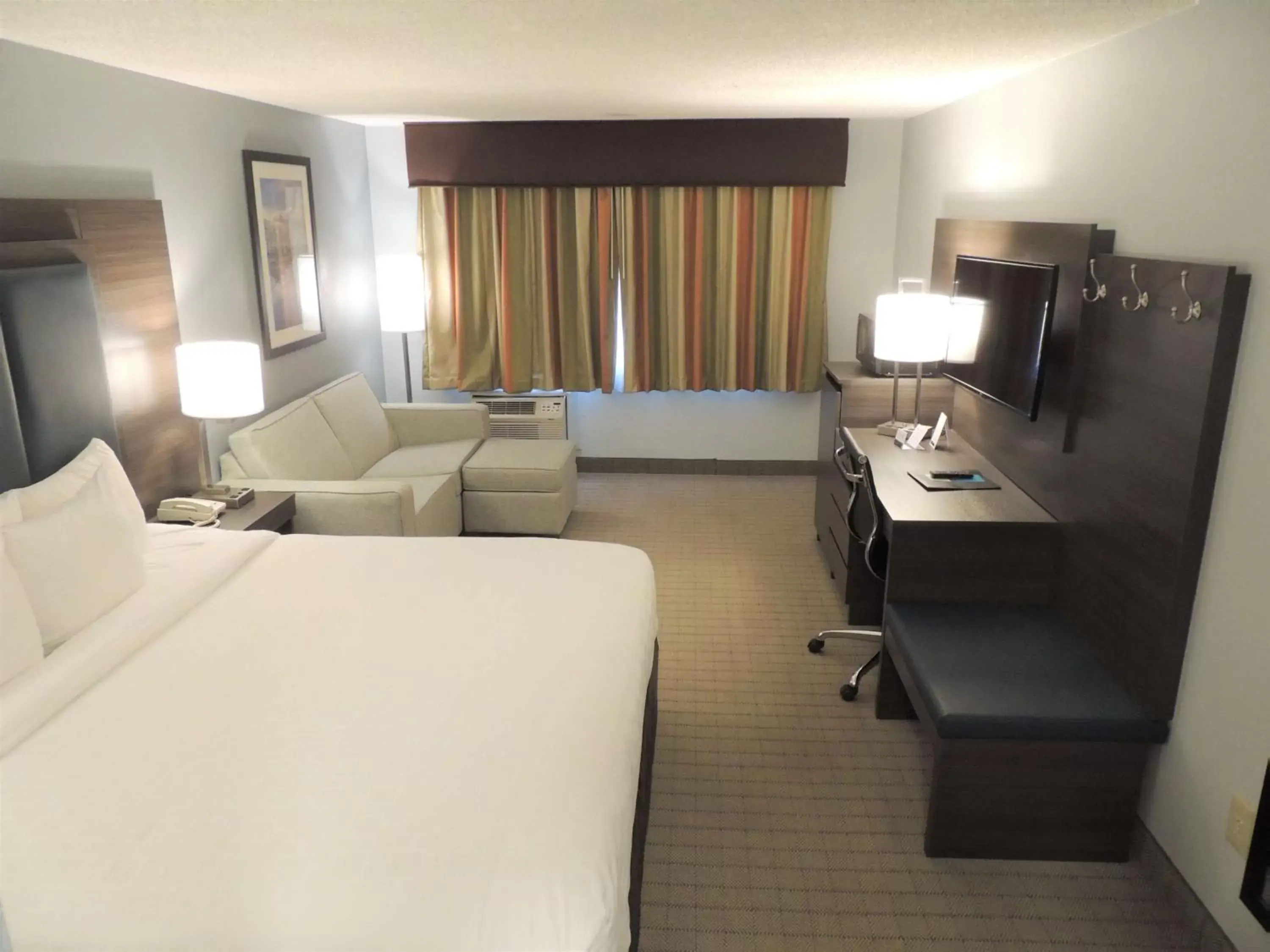 Photo of the whole room, Seating Area in SureStay Hotel by Best Western SeaTac Airport North